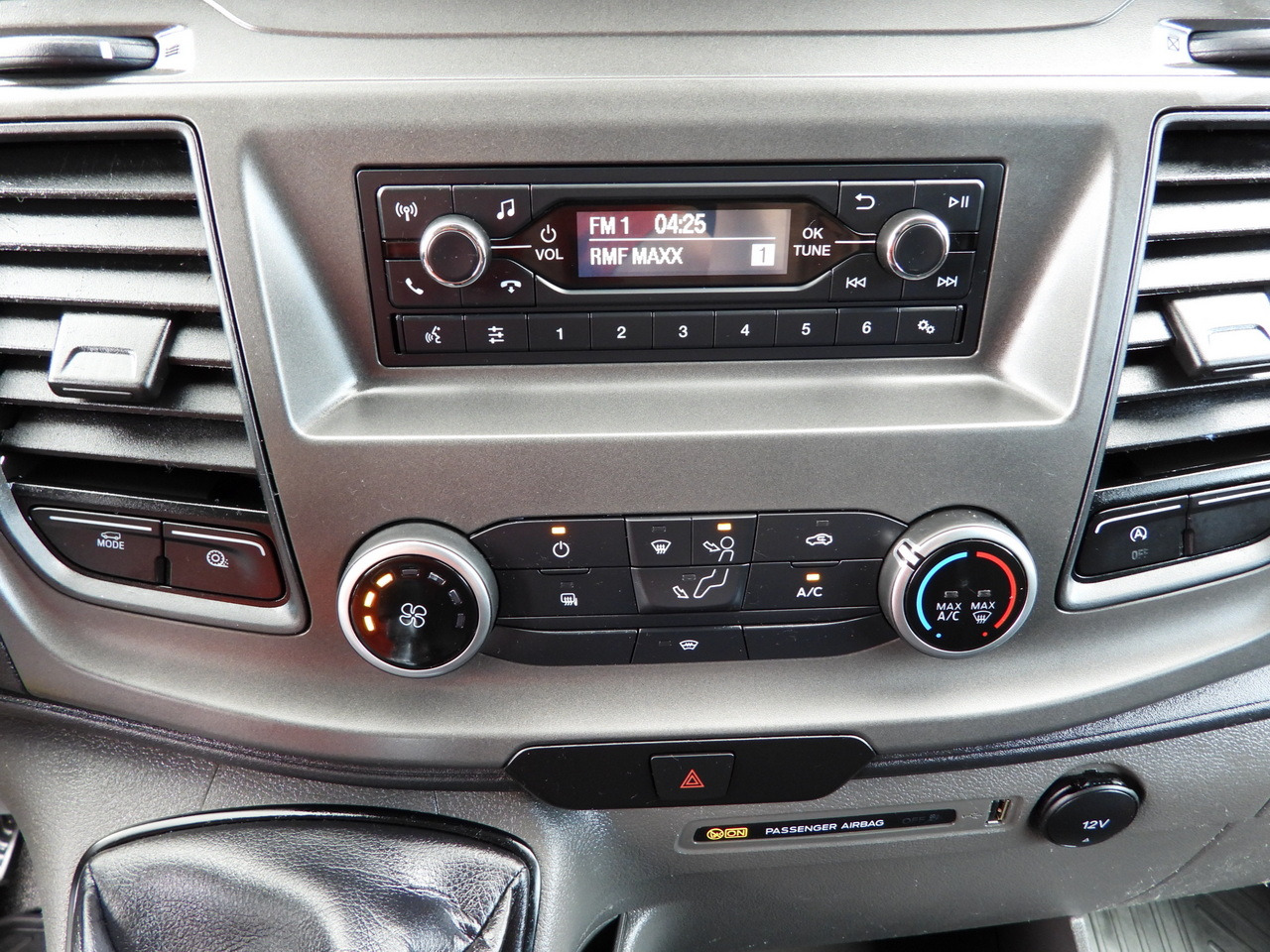 Box van FORD TRANSIT BOX LIFT 8 PALLETS CRUISE CONTROL LED LIGHTS AIR CONDITIONING 130HP: picture 44 Box van FORD TRANSIT BOX LIFT 8 PALLETS CRUISE CONTROL LED LIGHTS AIR CONDITIONING 130HP: picture 44