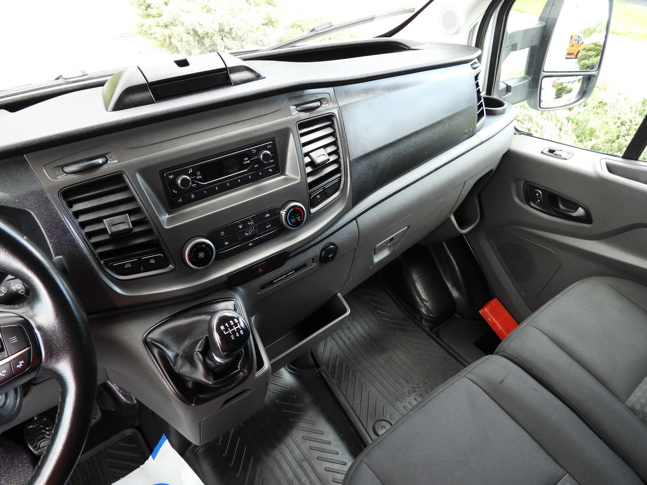 Box van FORD TRANSIT BOX LIFT 8 PALLETS CRUISE CONTROL LED LIGHTS AIR CONDITIONING 130HP: picture 42 Box van FORD TRANSIT BOX LIFT 8 PALLETS CRUISE CONTROL LED LIGHTS AIR CONDITIONING 130HP: picture 42