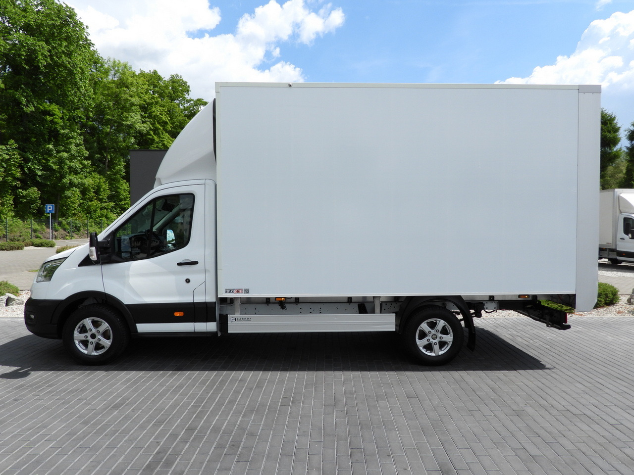 Box van FORD TRANSIT BOX LIFT 8 PALLETS CRUISE CONTROL LED LIGHTS AIR CONDITIONING 130HP: picture 9 Box van FORD TRANSIT BOX LIFT 8 PALLETS CRUISE CONTROL LED LIGHTS AIR CONDITIONING 130HP: picture 9