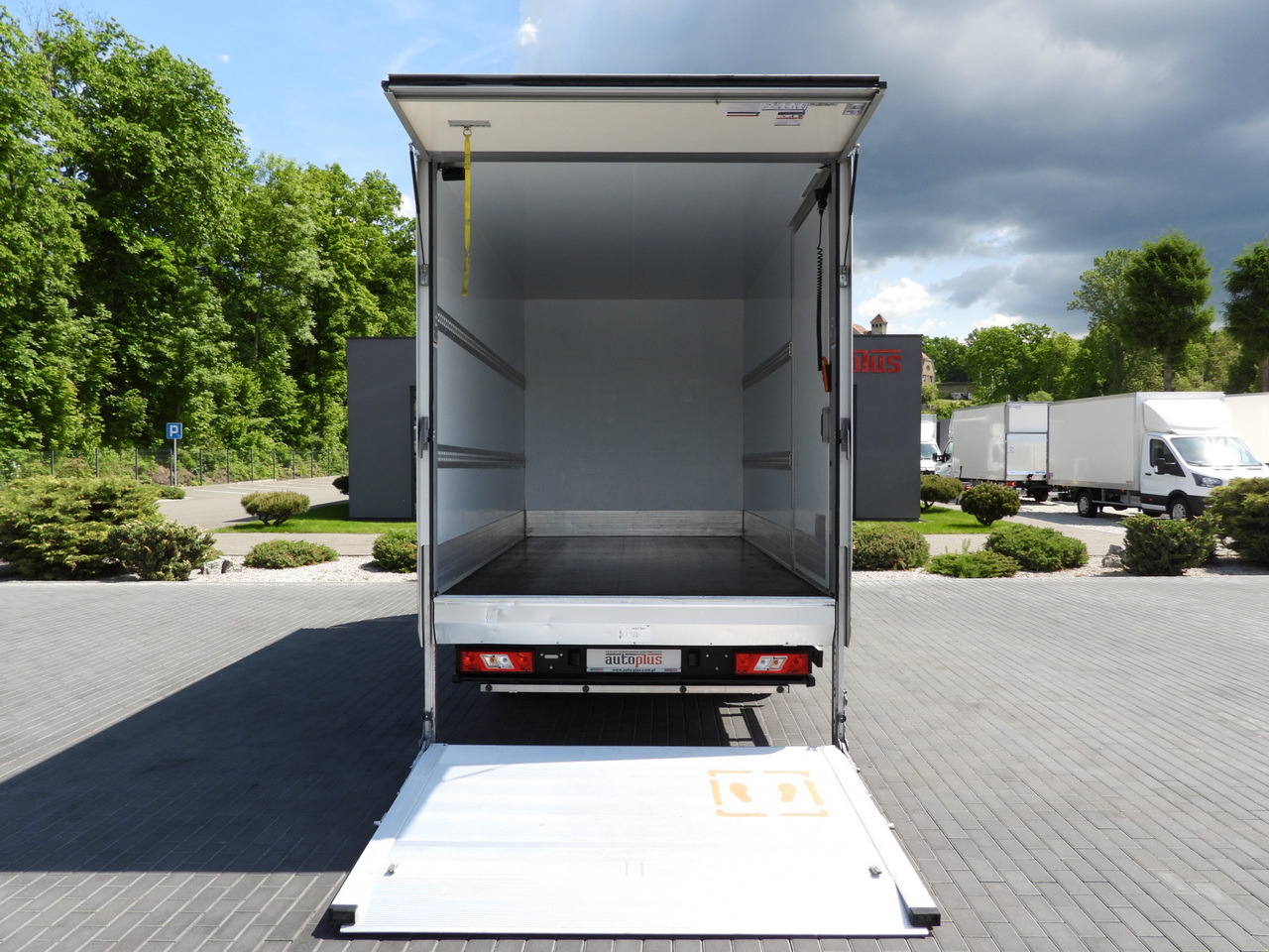 Box van FORD TRANSIT BOX LIFT 8 PALLETS CRUISE CONTROL LED LIGHTS AIR CONDITIONING 130HP: picture 12 Box van FORD TRANSIT BOX LIFT 8 PALLETS CRUISE CONTROL LED LIGHTS AIR CONDITIONING 130HP: picture 12