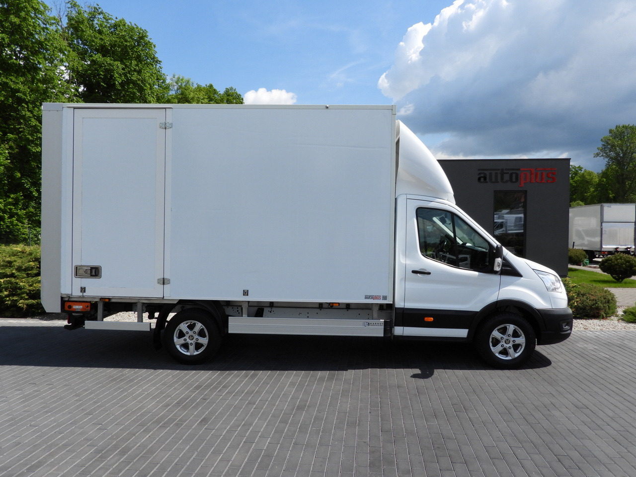 Box van FORD TRANSIT BOX LIFT 8 PALLETS CRUISE CONTROL LED LIGHTS AIR CONDITIONING 130HP: picture 7 Box van FORD TRANSIT BOX LIFT 8 PALLETS CRUISE CONTROL LED LIGHTS AIR CONDITIONING 130HP: picture 7