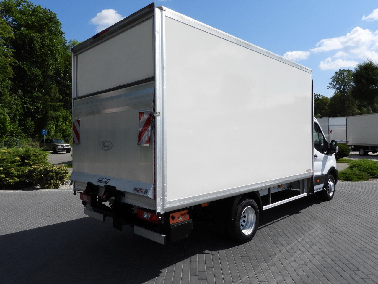 FORD TRANSIT BOX LIFT 8 PALLETS CRUISE CONTROL LED LIGHTS TWIN WHEELS AIR CONDITIONING 130HP - Box van: picture 3 FORD TRANSIT BOX LIFT 8 PALLETS CRUISE CONTROL LED LIGHTS TWIN WHEELS AIR CONDITIONING 130HP - Box van: picture 3