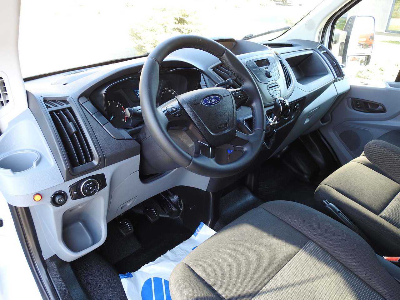 FORD TRANSIT  BOX LIFT 8 PALLETS TWIN WHEELS AIR CONDITIONING  130HP - Refrigerated van: picture 2 FORD TRANSIT  BOX LIFT 8 PALLETS TWIN WHEELS AIR CONDITIONING  130HP - Refrigerated van: picture 2