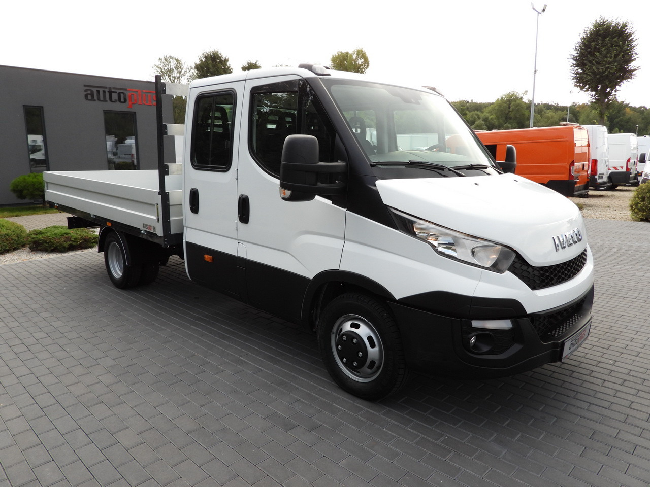 IVECO DAILY 35C17 STAKE BODY DOUBLE CABIN DOKA 7 SEATS CRUISE CONTROL TWIN WHEELS AIR CONDITIONING 170HP - Combi van: picture 4 IVECO DAILY 35C17 STAKE BODY DOUBLE CABIN DOKA 7 SEATS CRUISE CONTROL TWIN WHEELS AIR CONDITIONING 170HP - Combi van: picture 4