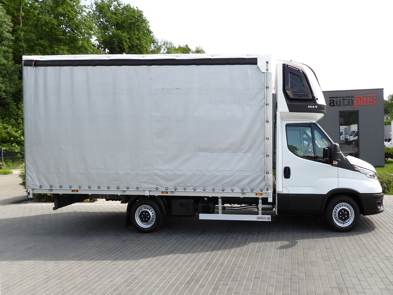 Curtain side van IVECO DAILY 35S18 TARPAULIN 10 PALLETS CRUISE CONTROL LED LIGHTS AIR CONDITIONING 180HP: picture 7 Curtain side van IVECO DAILY 35S18 TARPAULIN 10 PALLETS CRUISE CONTROL LED LIGHTS AIR CONDITIONING 180HP: picture 7