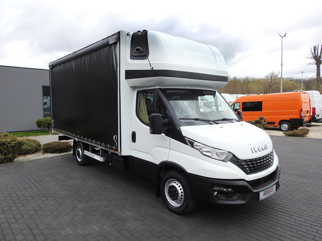 IVECO DAILY 35S18 TARPAULIN 10 PALLETS WEBASTO CRUISE CONTROL AIR CONDITIONING 180HP - Curtain side van: picture 4 IVECO DAILY 35S18 TARPAULIN 10 PALLETS WEBASTO CRUISE CONTROL AIR CONDITIONING 180HP - Curtain side van: picture 4