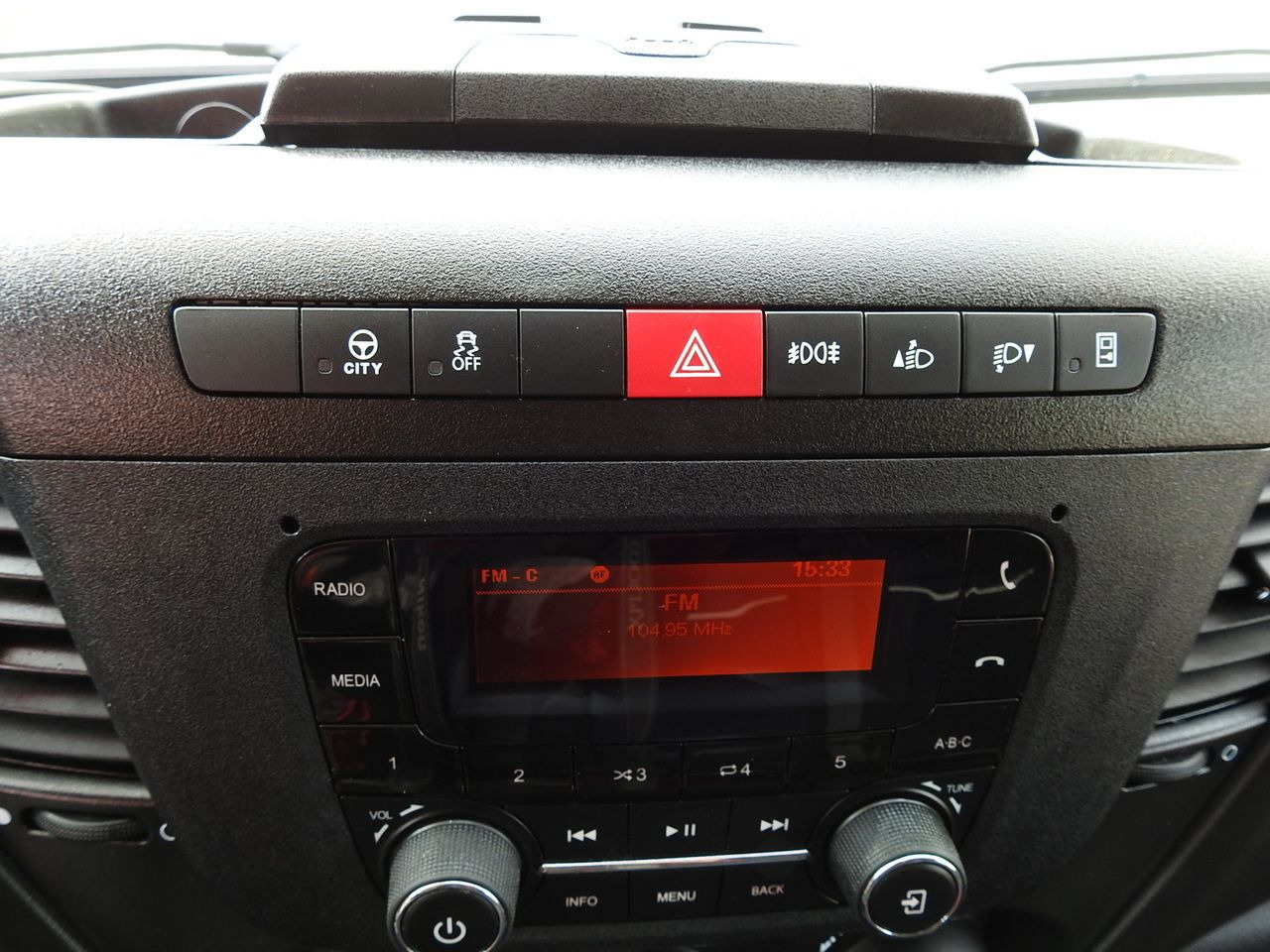 Curtain side van IVECO DAILY 35S18 TARPAULIN 10 PALLETS WEBASTO CRUISE CONTROL LED LIGHTS AIR CONDITIONING 180HP: picture 38 Curtain side van IVECO DAILY 35S18 TARPAULIN 10 PALLETS WEBASTO CRUISE CONTROL LED LIGHTS AIR CONDITIONING 180HP: picture 38