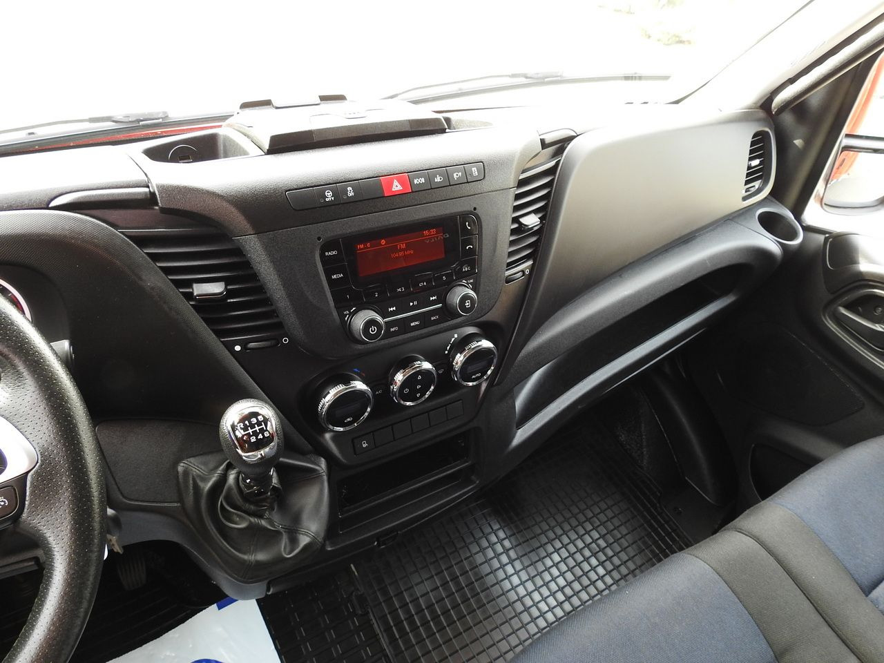 Curtain side van IVECO DAILY 35S18 TARPAULIN 10 PALLETS WEBASTO CRUISE CONTROL LED LIGHTS AIR CONDITIONING 180HP: picture 35 Curtain side van IVECO DAILY 35S18 TARPAULIN 10 PALLETS WEBASTO CRUISE CONTROL LED LIGHTS AIR CONDITIONING 180HP: picture 35