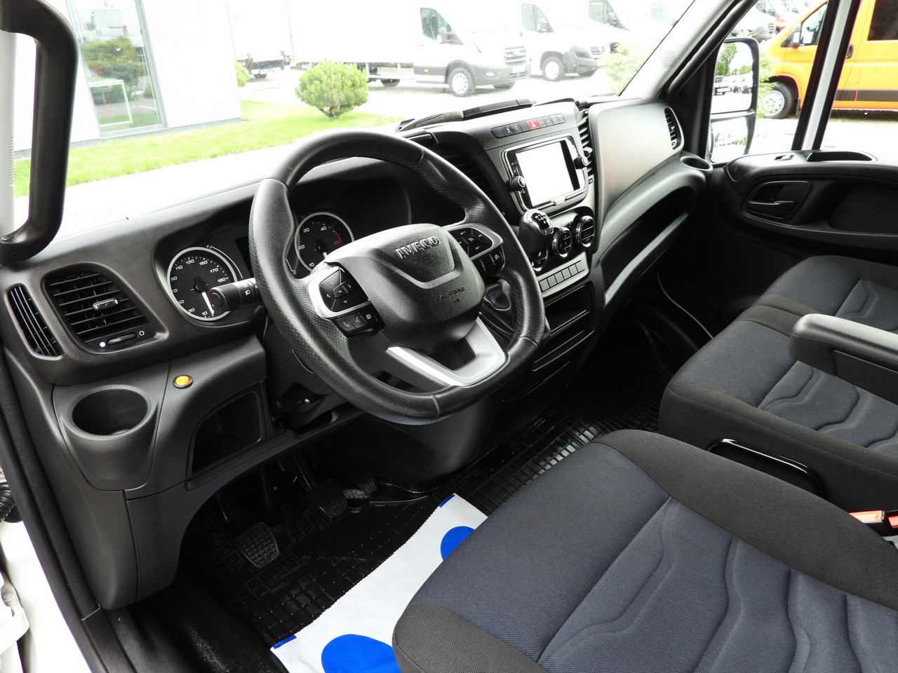 IVECO DAILY 35S18 TARPAULIN 10 PALLETS WEBASTO CRUISE CONTROL NAVIGATION LED LIGHTS AIR CONDITIONING 180HP - Curtain side van: picture 2 IVECO DAILY 35S18 TARPAULIN 10 PALLETS WEBASTO CRUISE CONTROL NAVIGATION LED LIGHTS AIR CONDITIONING 180HP - Curtain side van: picture 2