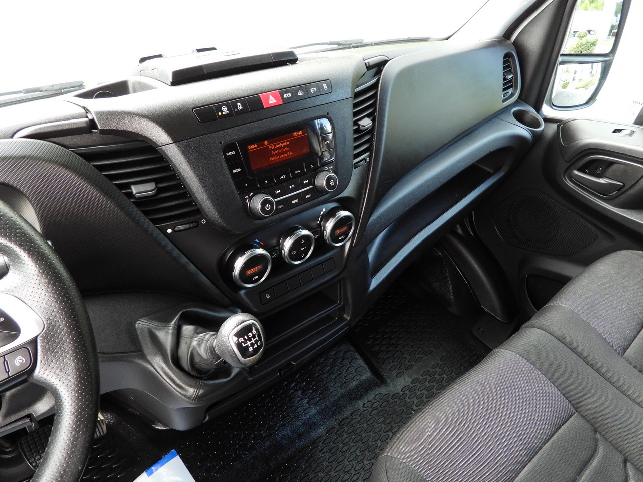 Curtain side van IVECO DAILY 35S18 TARPAULIN LIFT 8 PALLETS WEBASTO CRUISE CONTROL AIR CONDITIONING 180HP: picture 39 Curtain side van IVECO DAILY 35S18 TARPAULIN LIFT 8 PALLETS WEBASTO CRUISE CONTROL AIR CONDITIONING 180HP: picture 39