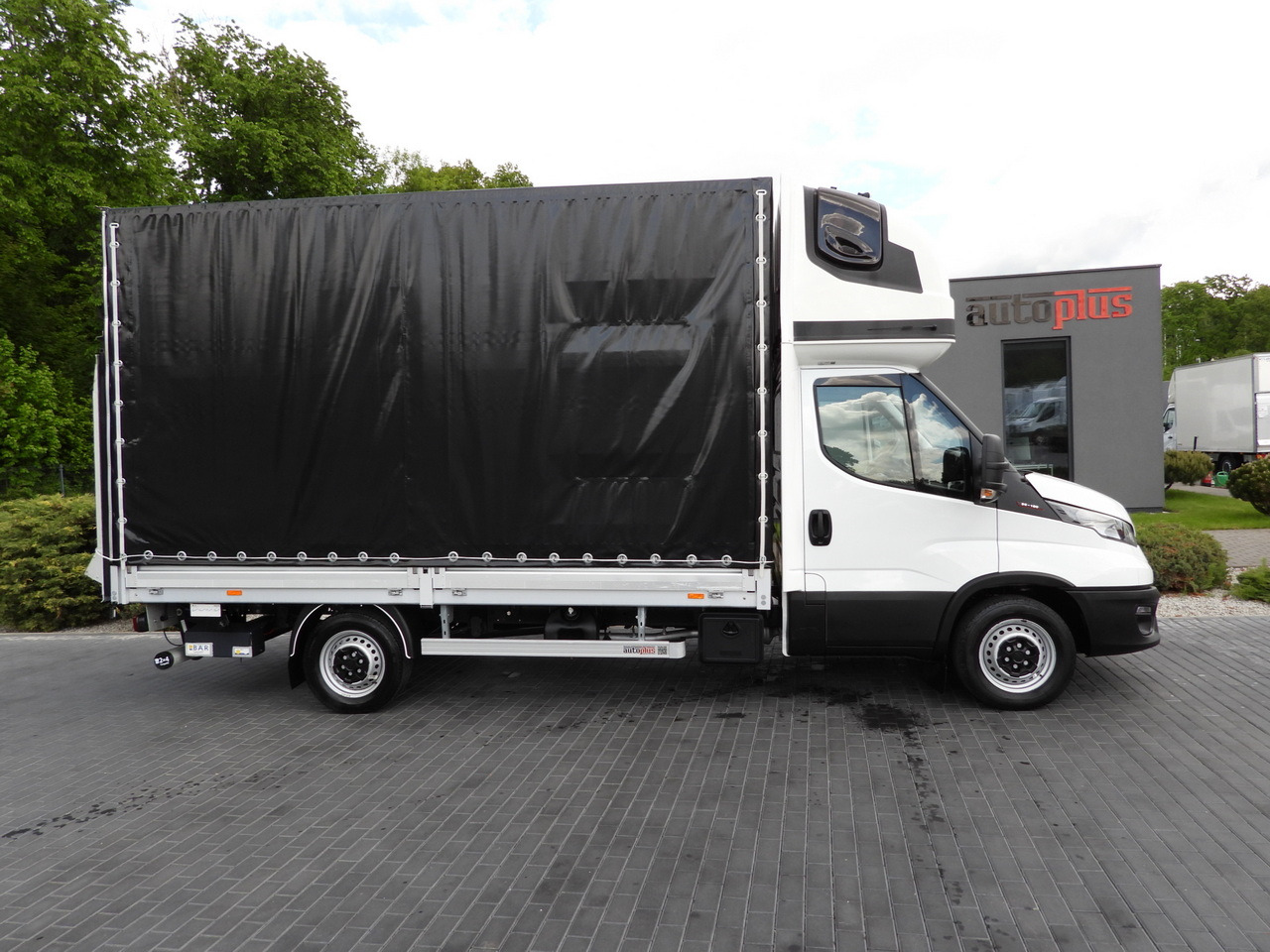 Curtain side van IVECO DAILY 35S18 TARPAULIN LIFT 8 PALLETS WEBASTO CRUISE CONTROL AIR CONDITIONING 180HP: picture 7 Curtain side van IVECO DAILY 35S18 TARPAULIN LIFT 8 PALLETS WEBASTO CRUISE CONTROL AIR CONDITIONING 180HP: picture 7