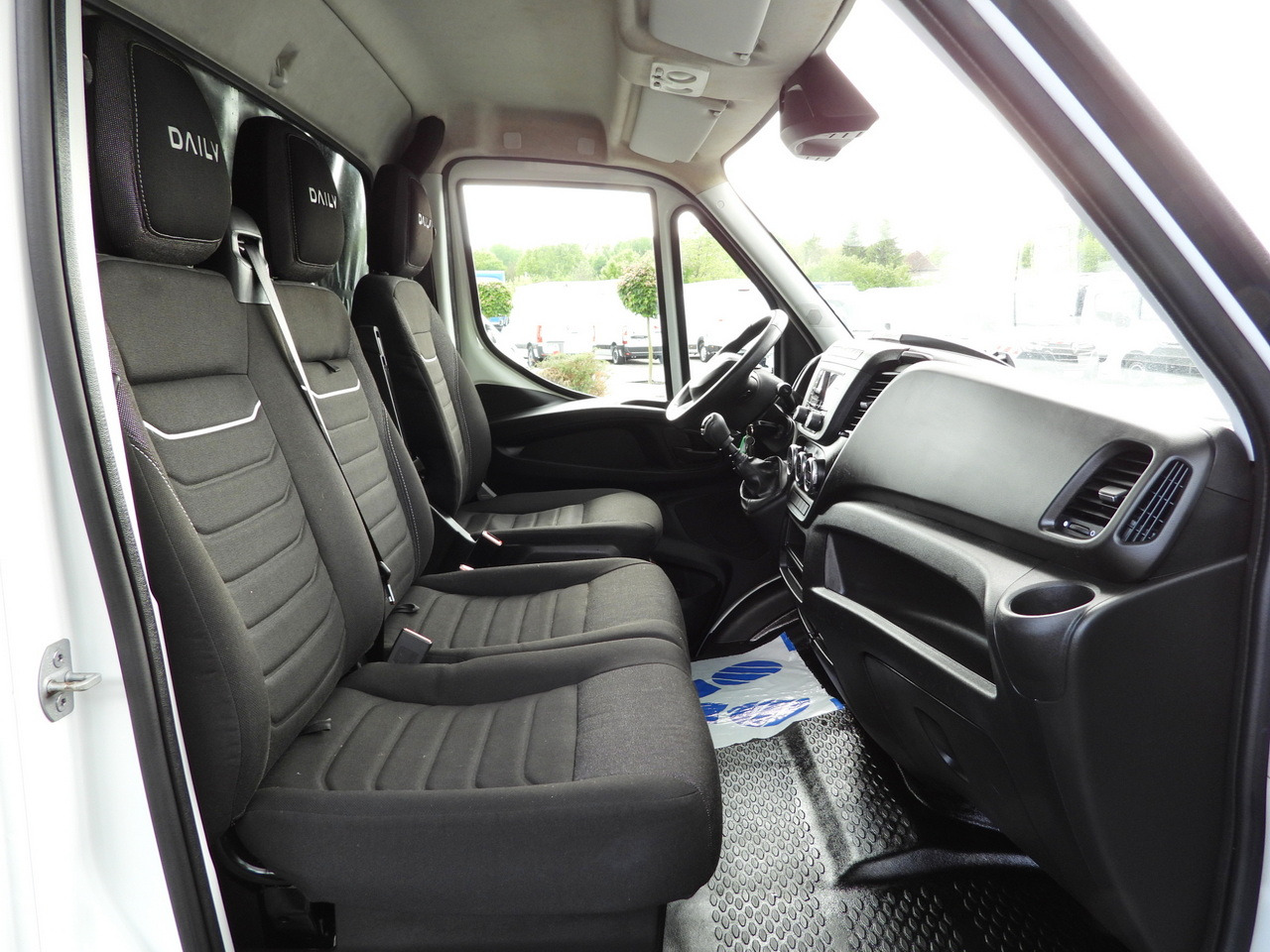 Curtain side van IVECO DAILY 35S18 TARPAULIN LIFT 8 PALLETS WEBASTO CRUISE CONTROL AIR CONDITIONING 180HP: picture 44 Curtain side van IVECO DAILY 35S18 TARPAULIN LIFT 8 PALLETS WEBASTO CRUISE CONTROL AIR CONDITIONING 180HP: picture 44