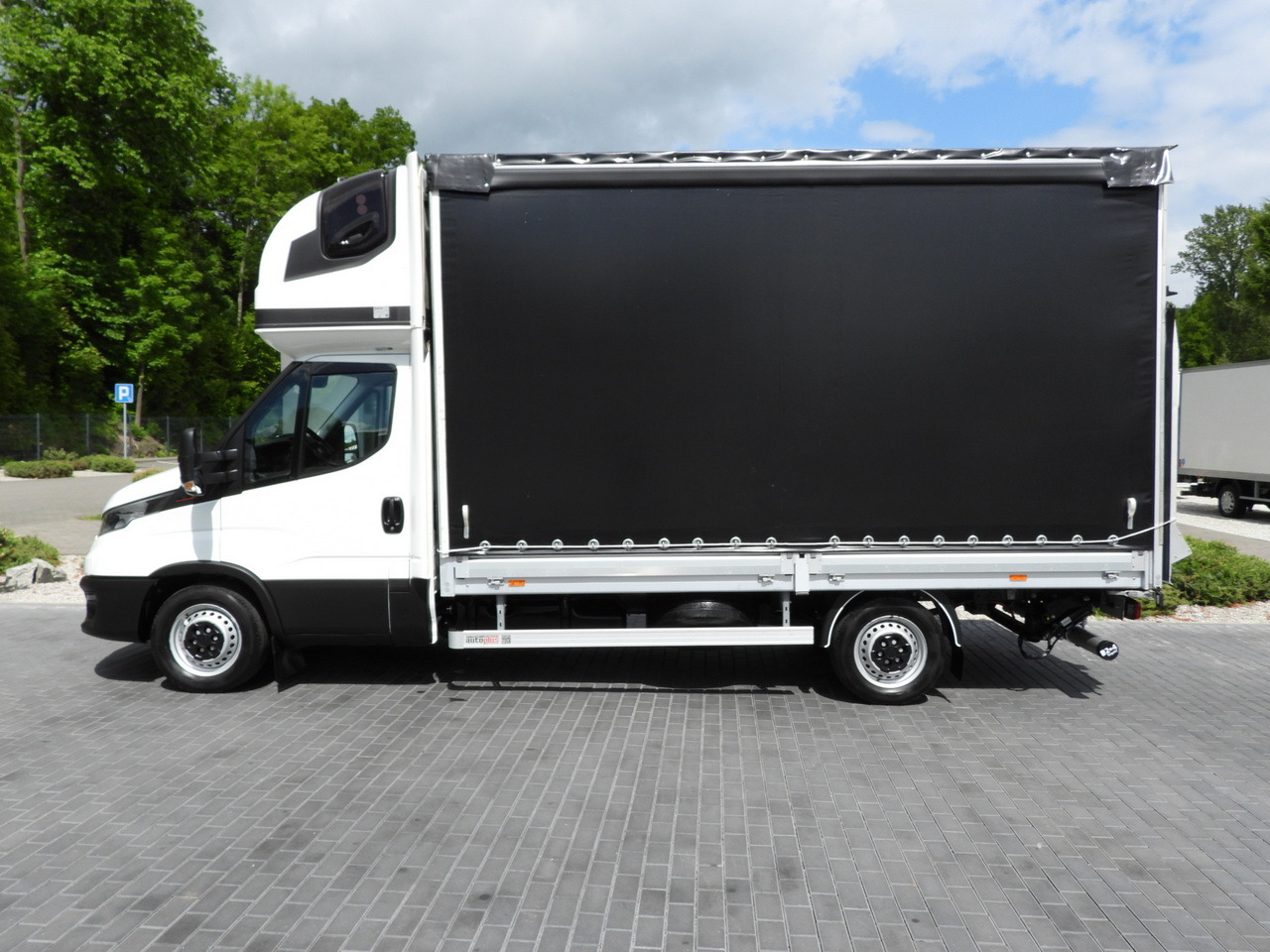 Curtain side van IVECO DAILY 35S18 TARPAULIN LIFT 8 PALLETS WEBASTO CRUISE CONTROL AIR CONDITIONING 180HP: picture 9 Curtain side van IVECO DAILY 35S18 TARPAULIN LIFT 8 PALLETS WEBASTO CRUISE CONTROL AIR CONDITIONING 180HP: picture 9