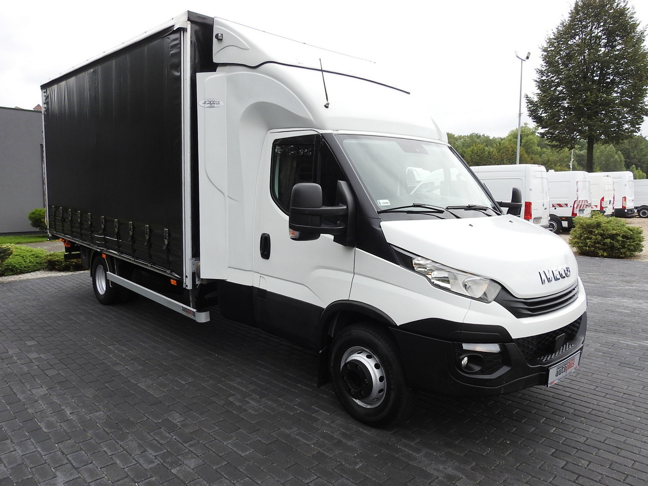 IVECO DAILY 70C18 TARPAULIN LIFT 12 PALLETS WEBASTO CRUISE CONTROL TWIN WHEELS AIR CONDITIONING 180HP - Curtainsider truck: picture 4 IVECO DAILY 70C18 TARPAULIN LIFT 12 PALLETS WEBASTO CRUISE CONTROL TWIN WHEELS AIR CONDITIONING 180HP - Curtainsider truck: picture 4