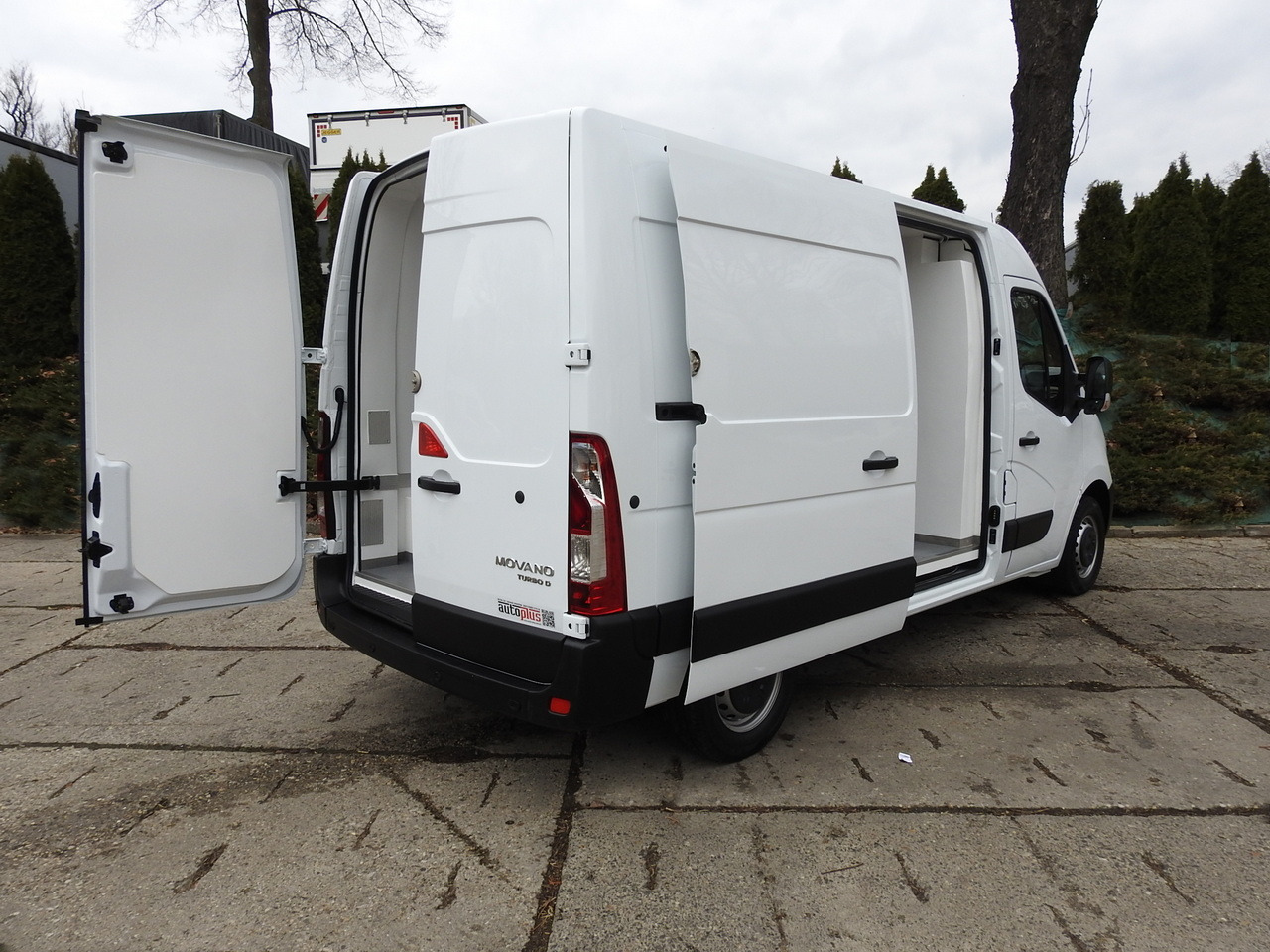 OPEL MOVANO REFRIGERATOR VAN 0*C CRUISE CONTROL NAVIGATION AIR CONDITIONING LED LIGHTS 136HP - Refrigerated van: picture 3 OPEL MOVANO REFRIGERATOR VAN 0*C CRUISE CONTROL NAVIGATION AIR CONDITIONING LED LIGHTS 136HP - Refrigerated van: picture 3