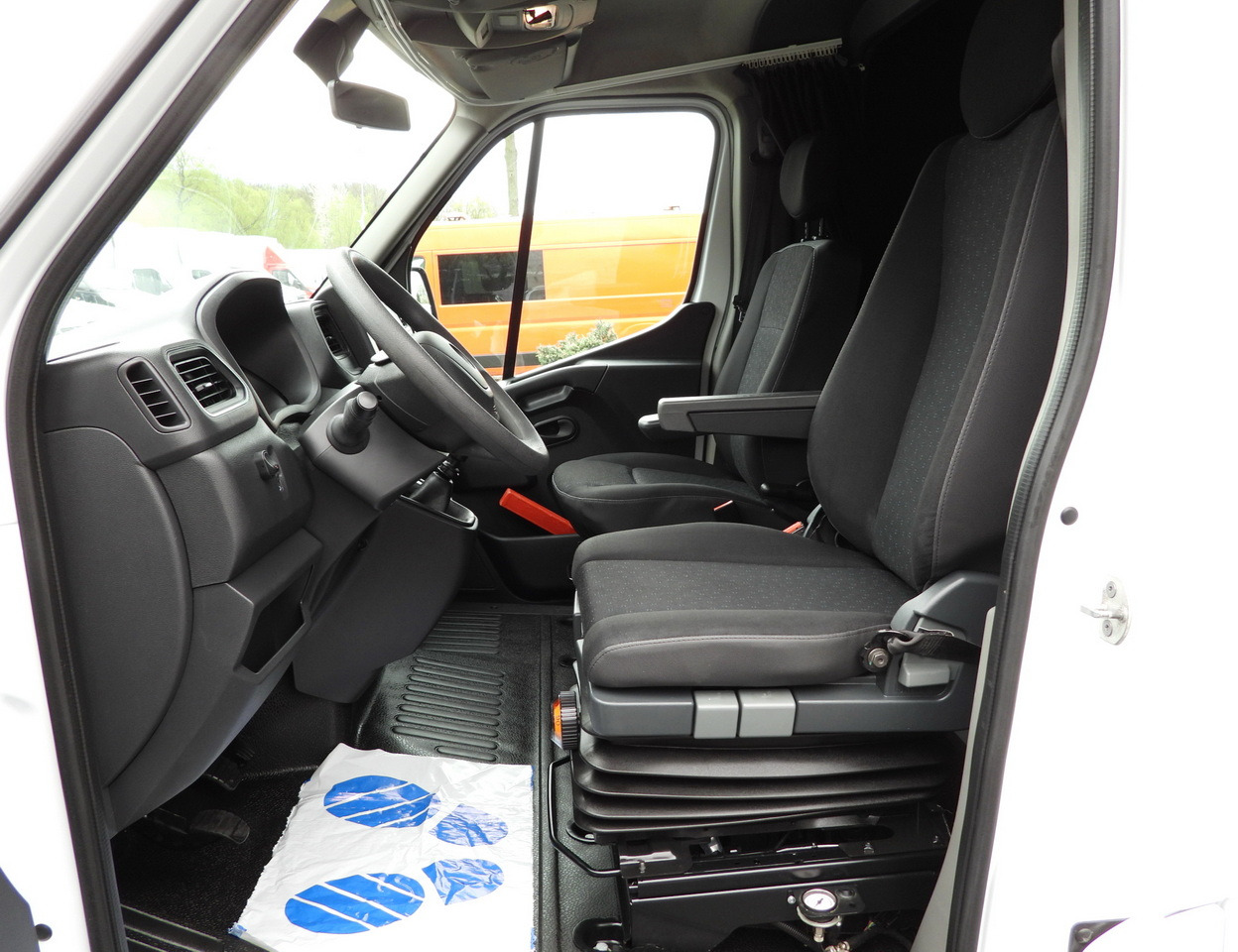 Curtain side van OPEL MOVANO TARPAULIN 10 PALLETS WEBASTO CRUISE CONTROL LED LIGHTS PNEUMATICS AIR CONDITIONING 165HP: picture 28 Curtain side van OPEL MOVANO TARPAULIN 10 PALLETS WEBASTO CRUISE CONTROL LED LIGHTS PNEUMATICS AIR CONDITIONING 165HP: picture 28