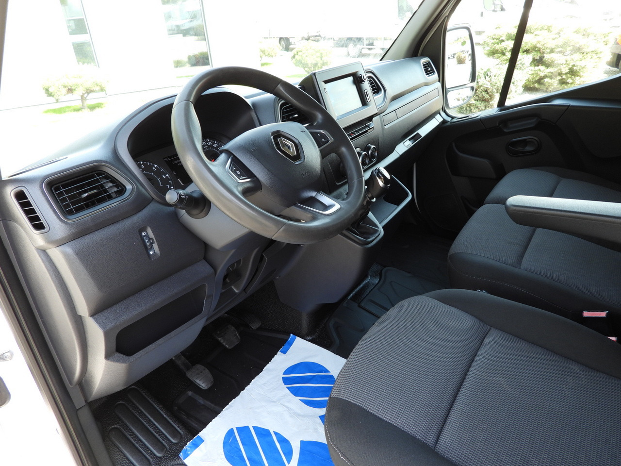 RENAULT MASTER BOX LIFT 8 PALLETS CRUISE CONTROL NAVIGATION LED LIGHTS TWIN WHEELS AIR CONDITIONING 145HP - Box van: picture 2 RENAULT MASTER BOX LIFT 8 PALLETS CRUISE CONTROL NAVIGATION LED LIGHTS TWIN WHEELS AIR CONDITIONING 145HP - Box van: picture 2