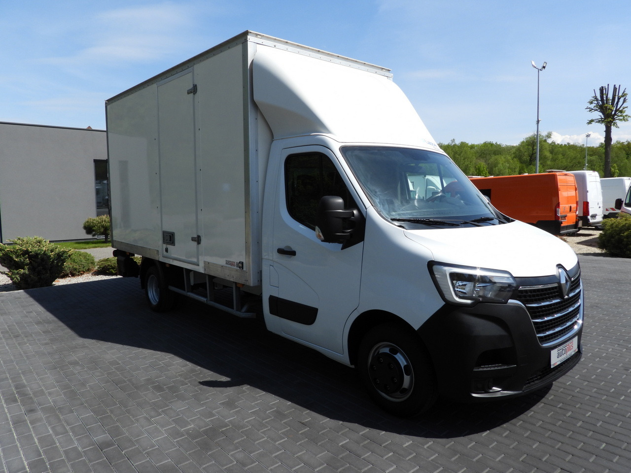 RENAULT MASTER  BOX LIFT 8 PALLETS CRUISE CONTROL NAVIGATION LED LIGHTS TWIN WHEELS AIR CONDITIONING  145HP - Box van: picture 4 RENAULT MASTER  BOX LIFT 8 PALLETS CRUISE CONTROL NAVIGATION LED LIGHTS TWIN WHEELS AIR CONDITIONING  145HP - Box van: picture 4