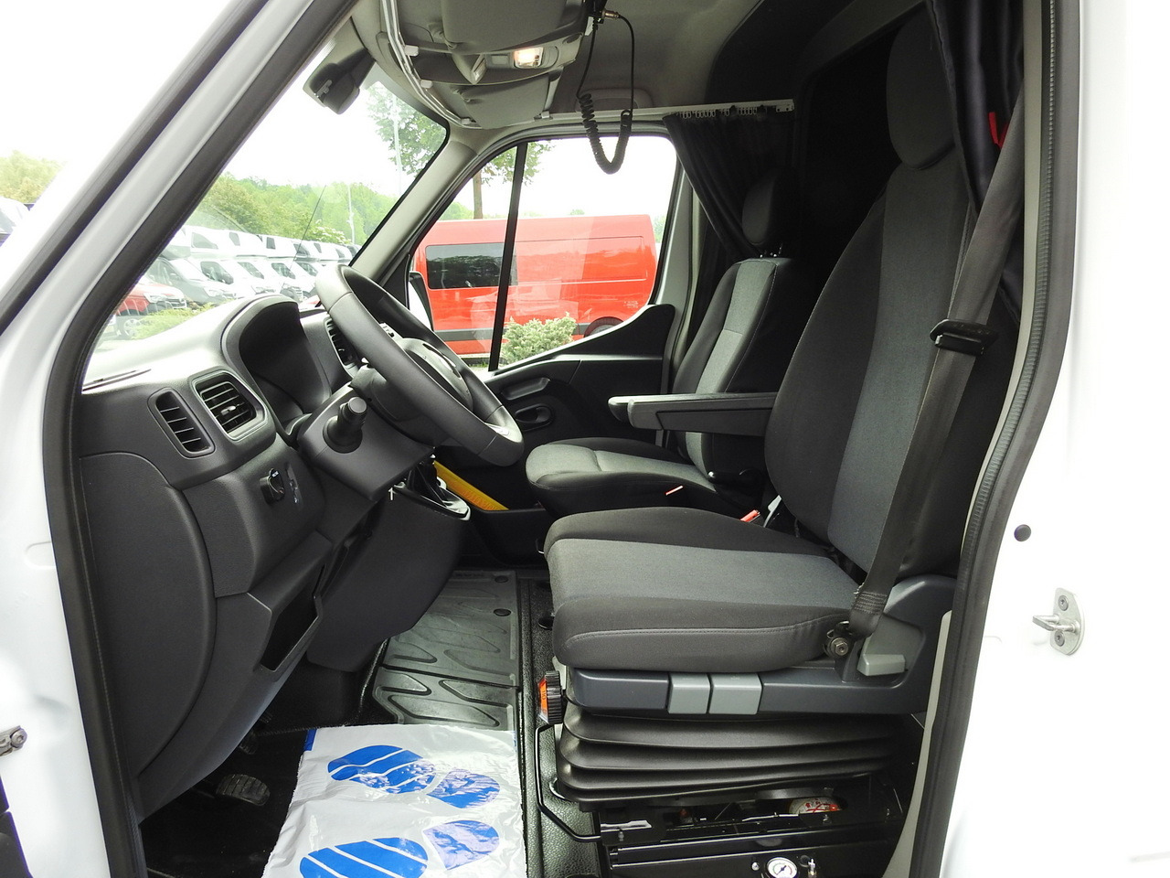 Curtain side van RENAULT MASTER TARPAULIN 10 PALLETS WEBASTO CRUISE CONTROL AIR CONDITIONING LED LIGHTS PNEUMATICS 165HP: picture 28 Curtain side van RENAULT MASTER TARPAULIN 10 PALLETS WEBASTO CRUISE CONTROL AIR CONDITIONING LED LIGHTS PNEUMATICS 165HP: picture 28