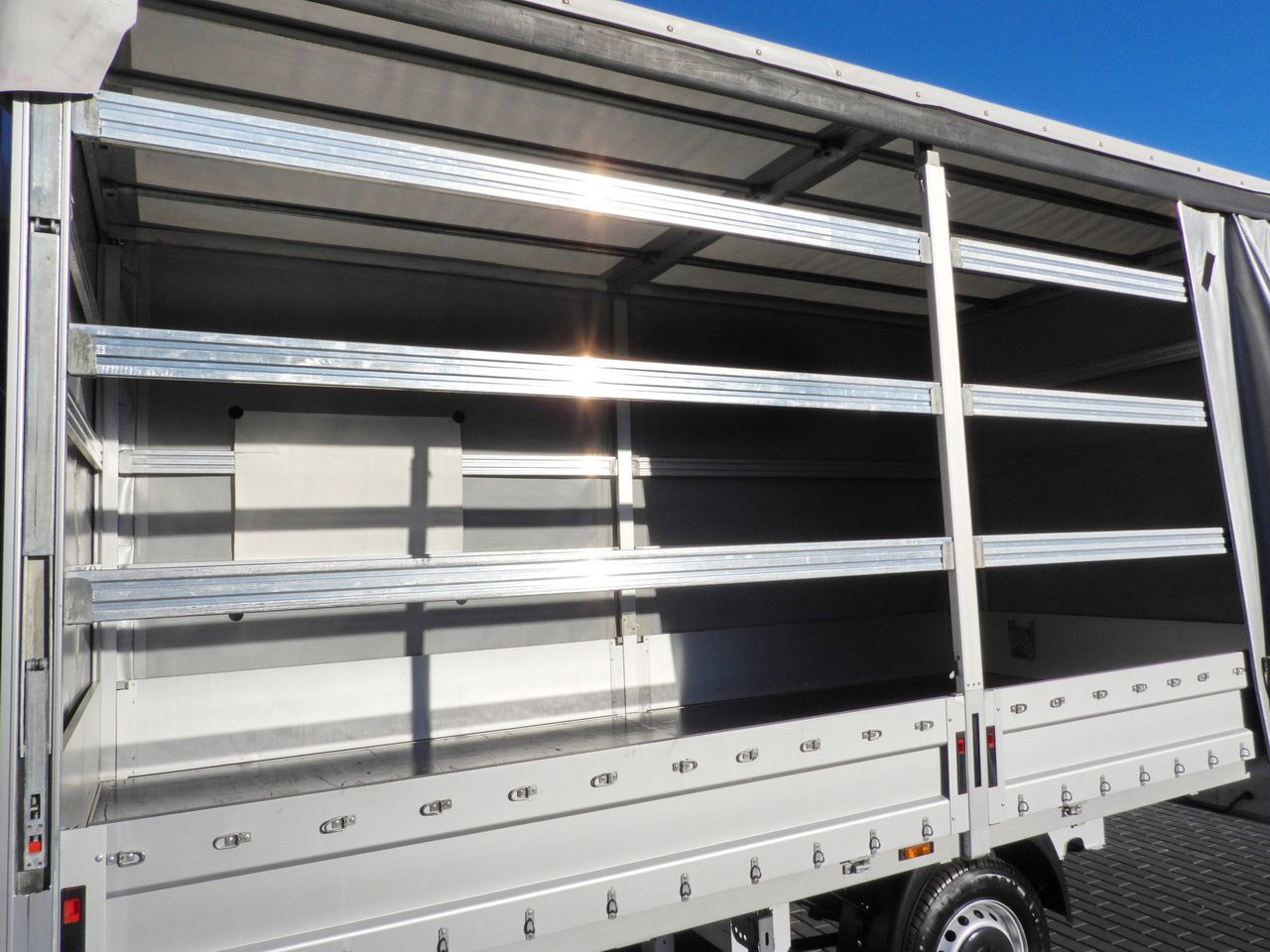 Curtain side van RENAULT MASTER TARPAULIN 10 PALLETS WEBASTO CRUISE CONTROL LED LIGHTS PNEUMATICS AIR CONDITIONING 165HP: picture 25 Curtain side van RENAULT MASTER TARPAULIN 10 PALLETS WEBASTO CRUISE CONTROL LED LIGHTS PNEUMATICS AIR CONDITIONING 165HP: picture 25