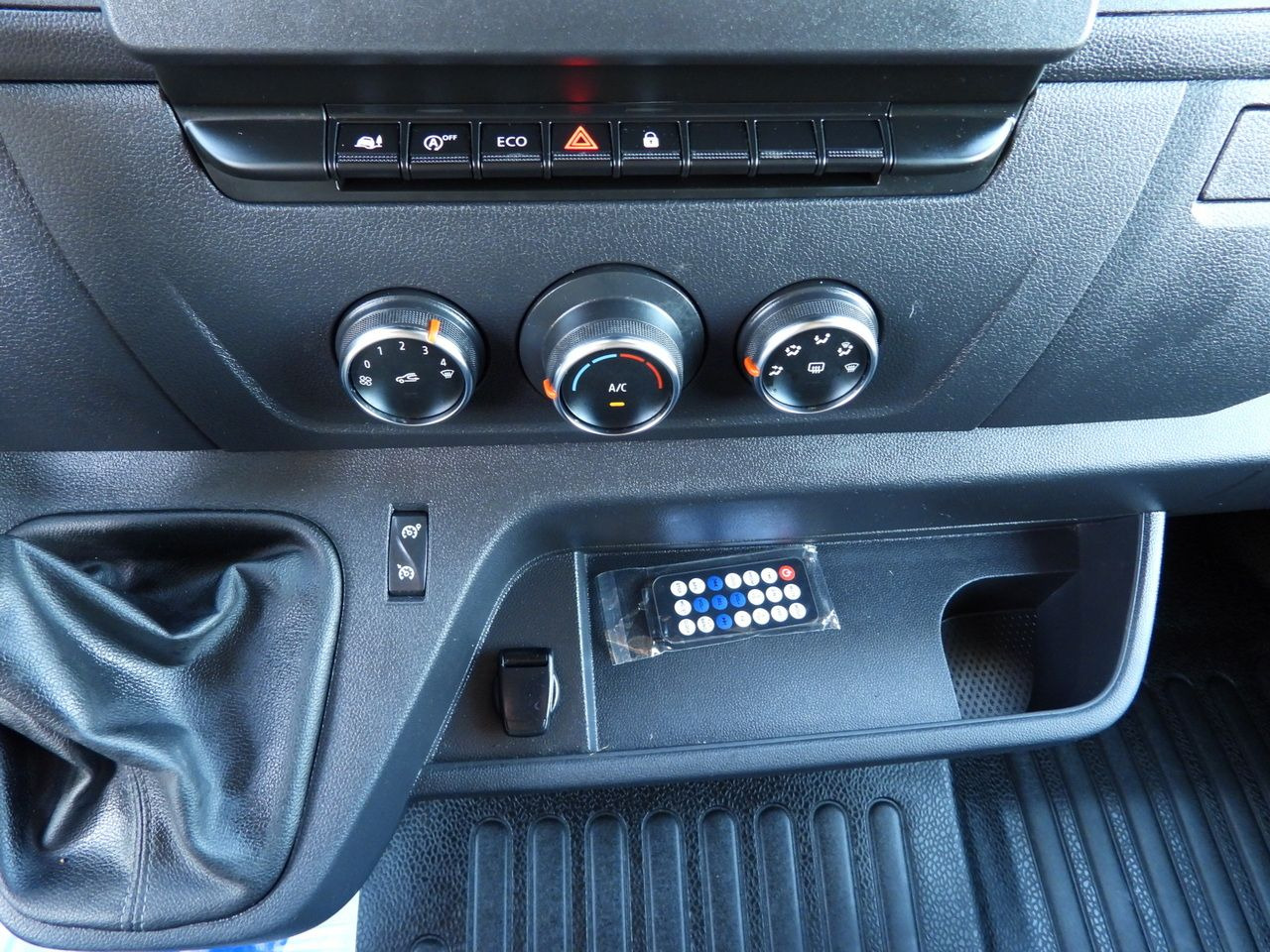 Curtain side van RENAULT MASTER TARPAULIN 10 PALLETS WEBASTO CRUISE CONTROL LED LIGHTS PNEUMATICS AIR CONDITIONING 165HP: picture 36 Curtain side van RENAULT MASTER TARPAULIN 10 PALLETS WEBASTO CRUISE CONTROL LED LIGHTS PNEUMATICS AIR CONDITIONING 165HP: picture 36