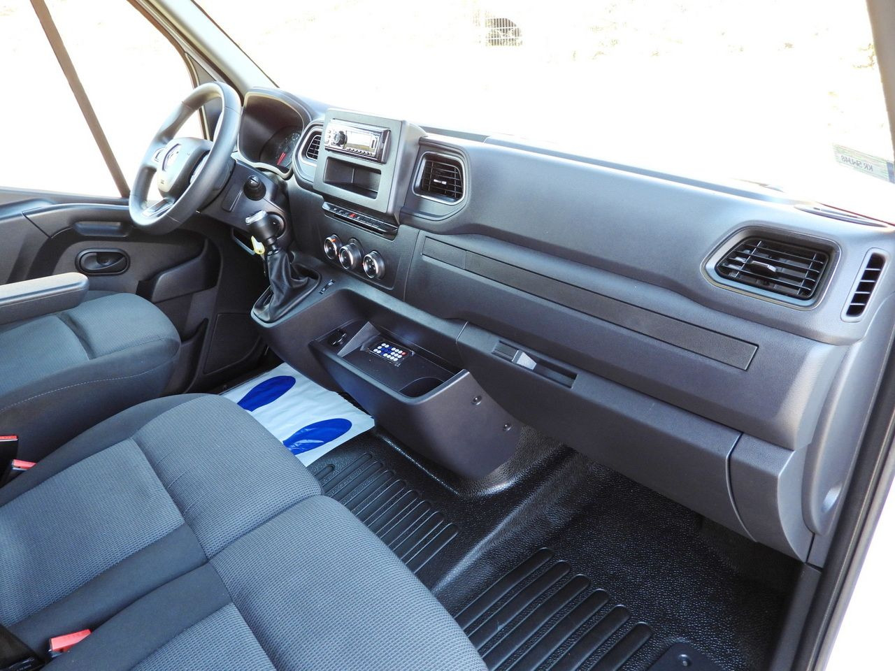 Curtain side van RENAULT MASTER TARPAULIN 10 PALLETS WEBASTO CRUISE CONTROL LED LIGHTS PNEUMATICS AIR CONDITIONING 165HP: picture 39 Curtain side van RENAULT MASTER TARPAULIN 10 PALLETS WEBASTO CRUISE CONTROL LED LIGHTS PNEUMATICS AIR CONDITIONING 165HP: picture 39