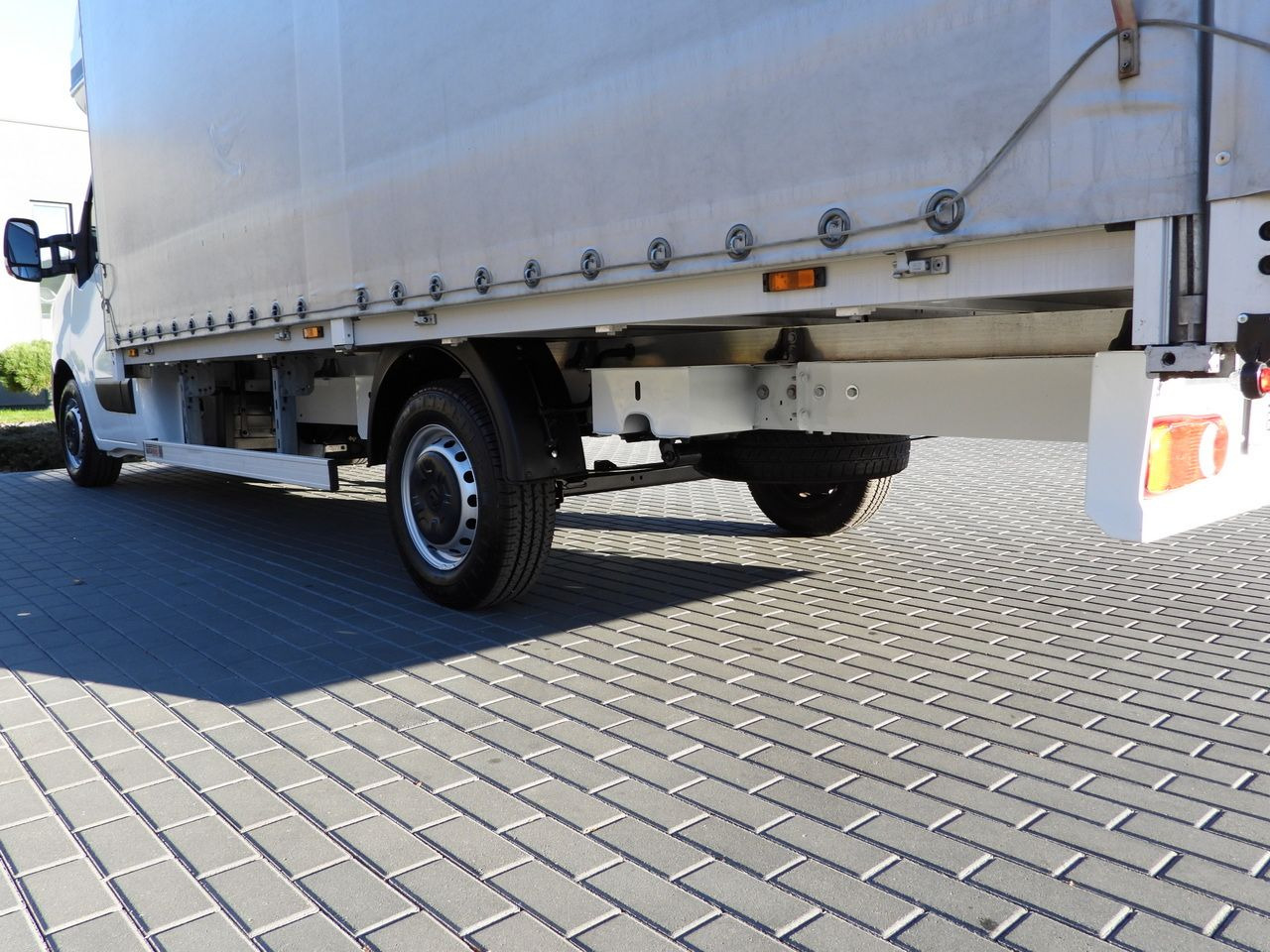 Curtain side van RENAULT MASTER TARPAULIN 10 PALLETS WEBASTO CRUISE CONTROL LED LIGHTS PNEUMATICS AIR CONDITIONING 165HP: picture 16 Curtain side van RENAULT MASTER TARPAULIN 10 PALLETS WEBASTO CRUISE CONTROL LED LIGHTS PNEUMATICS AIR CONDITIONING 165HP: picture 16