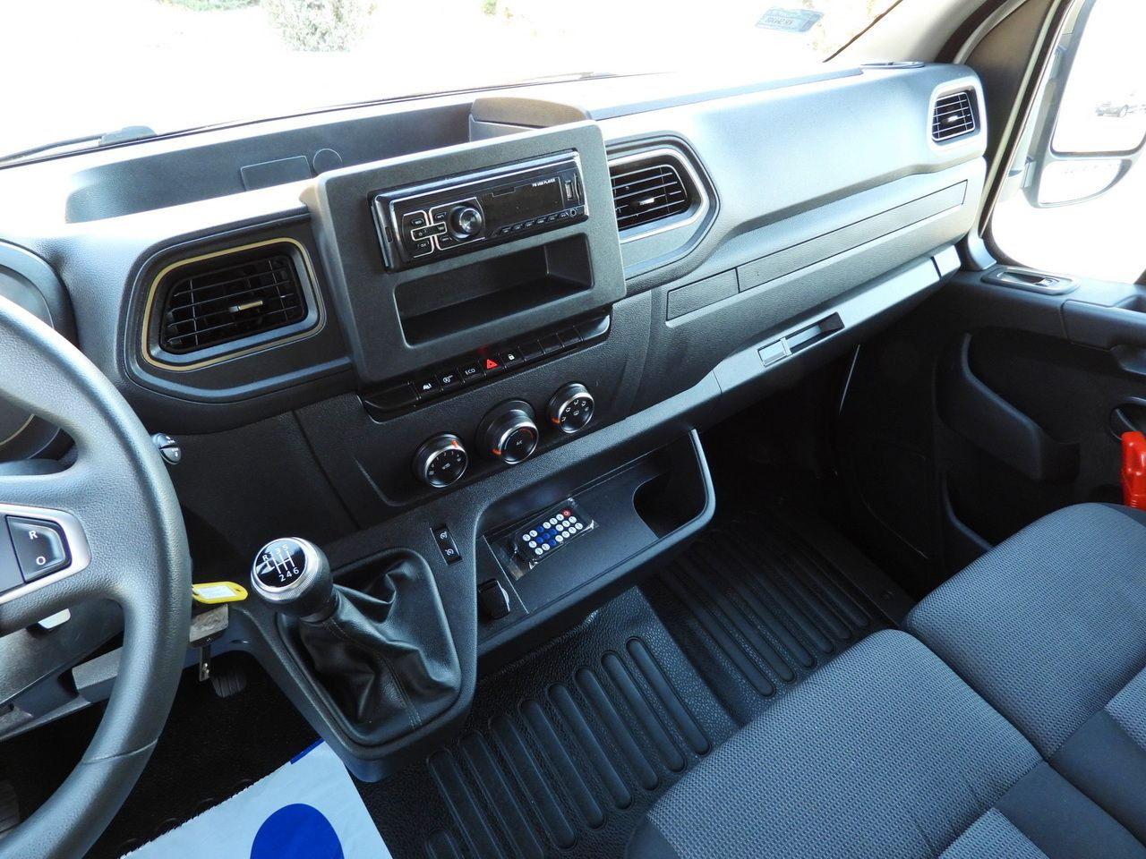 Curtain side van RENAULT MASTER TARPAULIN 10 PALLETS WEBASTO CRUISE CONTROL LED LIGHTS PNEUMATICS AIR CONDITIONING 165HP: picture 34 Curtain side van RENAULT MASTER TARPAULIN 10 PALLETS WEBASTO CRUISE CONTROL LED LIGHTS PNEUMATICS AIR CONDITIONING 165HP: picture 34