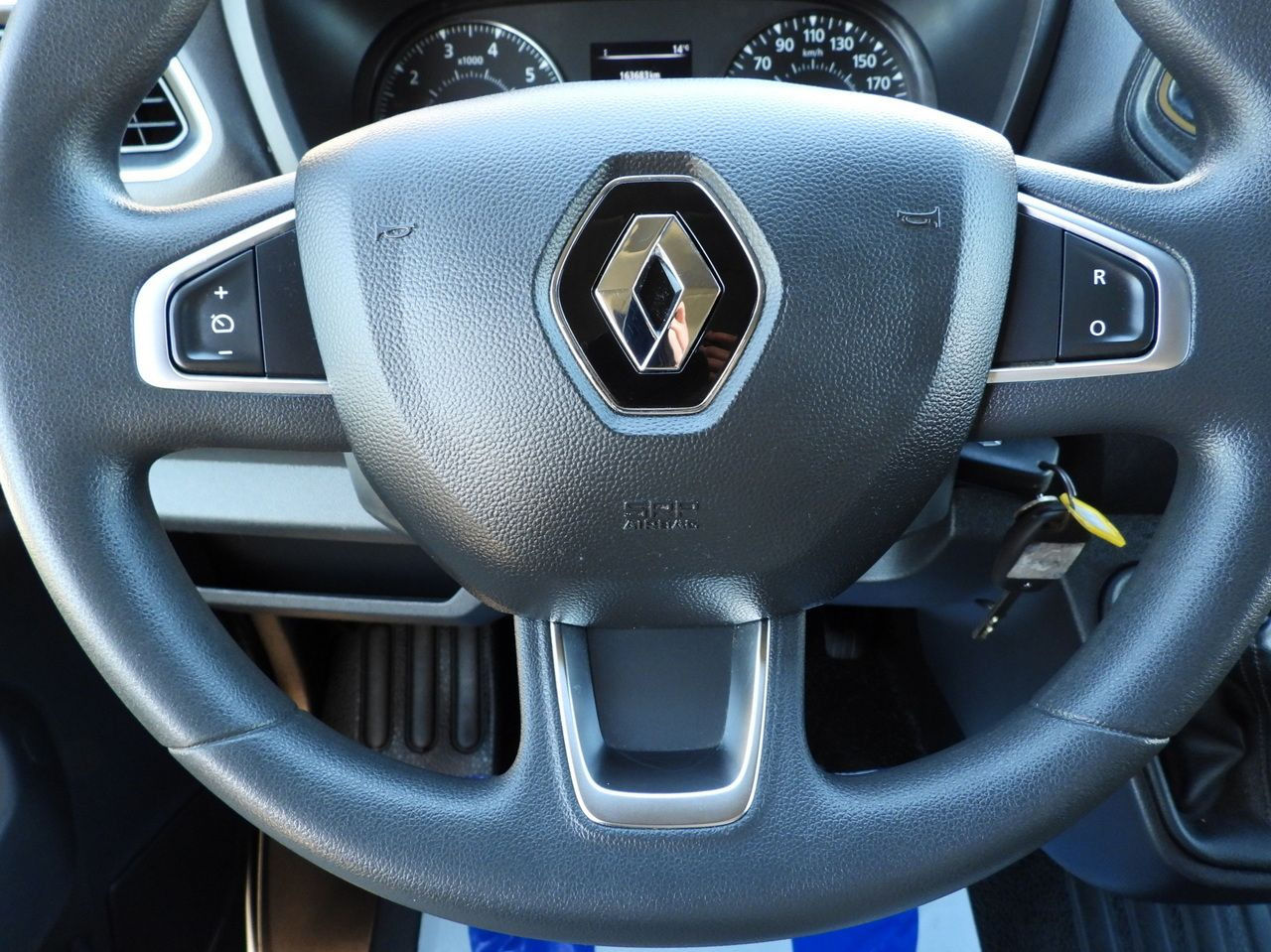 Curtain side van RENAULT MASTER TARPAULIN 10 PALLETS WEBASTO CRUISE CONTROL LED LIGHTS PNEUMATICS AIR CONDITIONING 165HP: picture 33 Curtain side van RENAULT MASTER TARPAULIN 10 PALLETS WEBASTO CRUISE CONTROL LED LIGHTS PNEUMATICS AIR CONDITIONING 165HP: picture 33