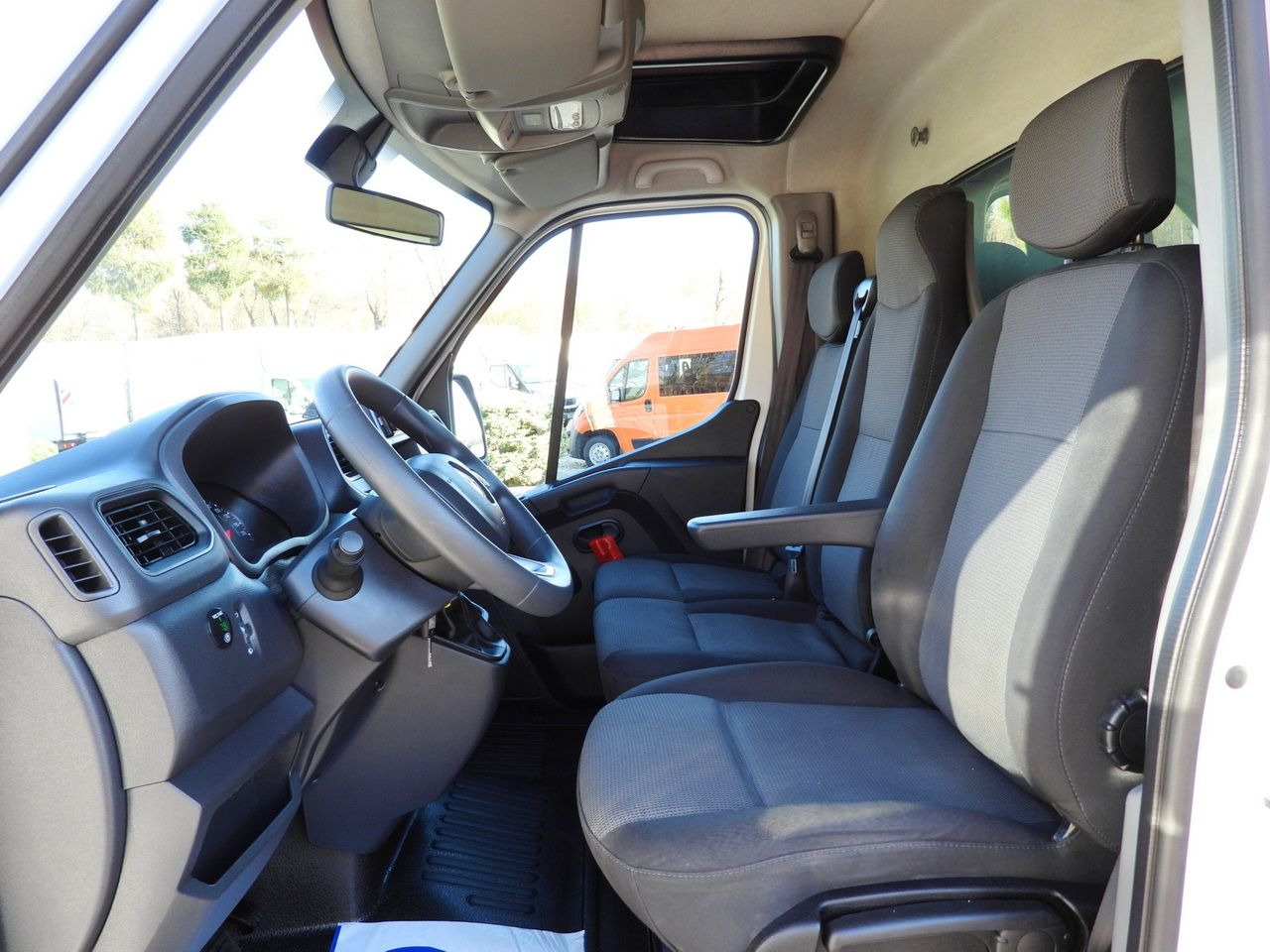 Curtain side van RENAULT MASTER TARPAULIN 10 PALLETS WEBASTO CRUISE CONTROL LED LIGHTS PNEUMATICS AIR CONDITIONING 165HP: picture 28 Curtain side van RENAULT MASTER TARPAULIN 10 PALLETS WEBASTO CRUISE CONTROL LED LIGHTS PNEUMATICS AIR CONDITIONING 165HP: picture 28