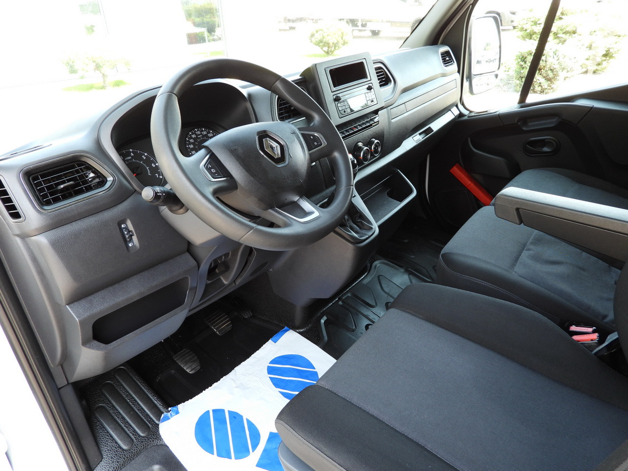 RENAULT MASTER TARPAULIN LIFT 10 PALLETS WEBASTO CRUISE CONTROL LED LIGHTS PNEUMATICS AIR CONDITIONING 165HP - Curtain side van: picture 2 RENAULT MASTER TARPAULIN LIFT 10 PALLETS WEBASTO CRUISE CONTROL LED LIGHTS PNEUMATICS AIR CONDITIONING 165HP - Curtain side van: picture 2