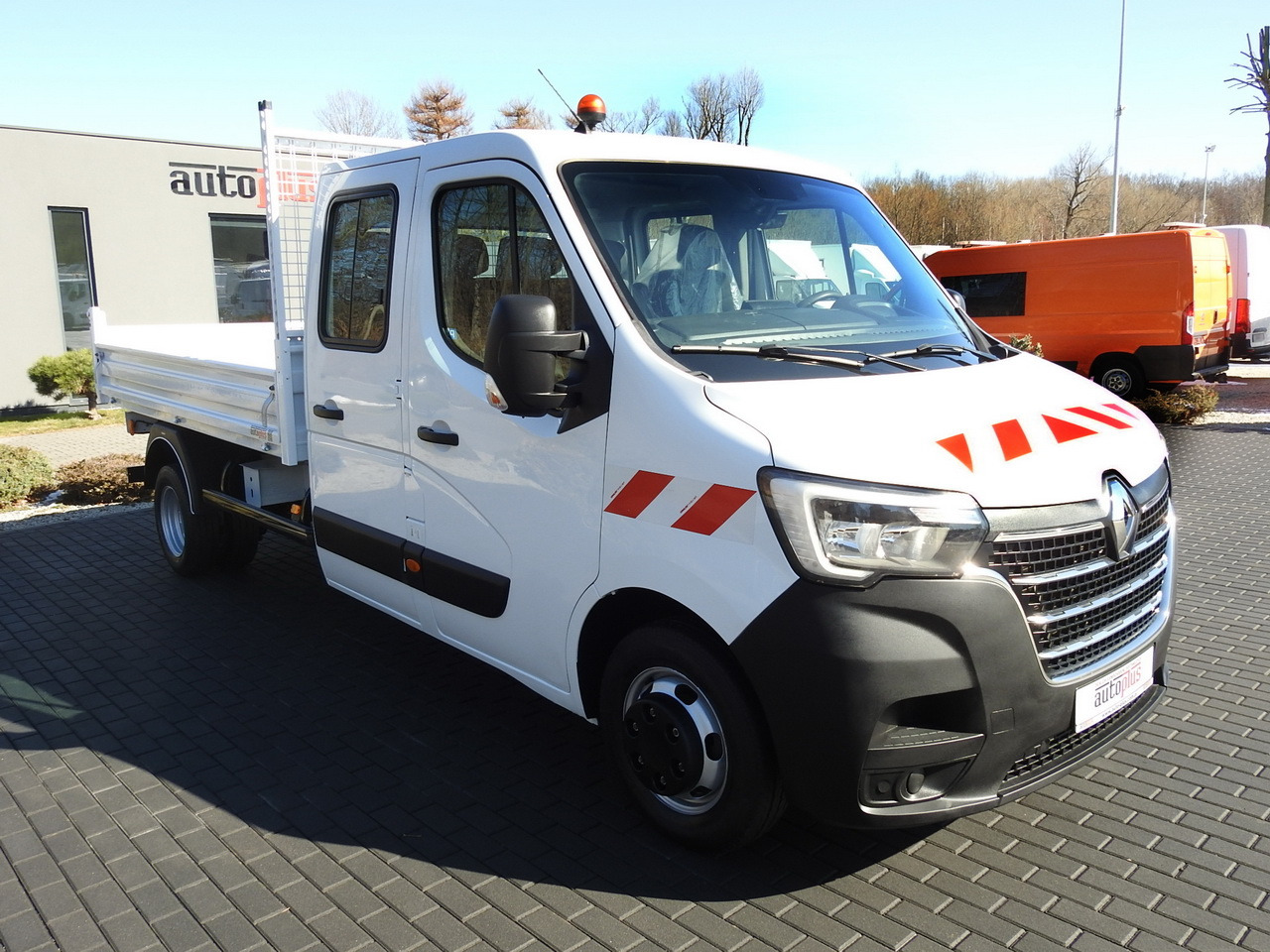 RENAULT MASTER TIPPER DOUBLE CABIN DOKA 6 SEATS CRUISE CONTROL AIR CONDITIONING LED LIGHTS TWIN WHEELS 130HP - Tipper van: picture 4 RENAULT MASTER TIPPER DOUBLE CABIN DOKA 6 SEATS CRUISE CONTROL AIR CONDITIONING LED LIGHTS TWIN WHEELS 130HP - Tipper van: picture 4