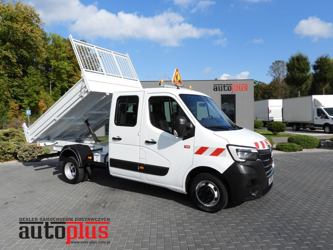 RENAULT MASTER TIPPER DOUBLE CABIN DOKA 6 SEATS CRUISE CONTROL LED LIGHTS TWIN WHEELS AIR CONDITIONING  165HP - Tipper van: picture 1 RENAULT MASTER TIPPER DOUBLE CABIN DOKA 6 SEATS CRUISE CONTROL LED LIGHTS TWIN WHEELS AIR CONDITIONING  165HP - Tipper van: picture 1