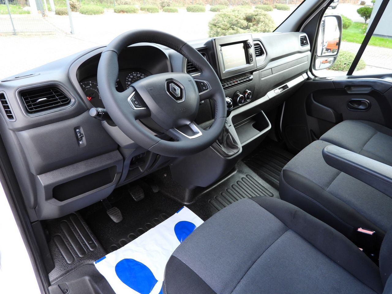 RENAULT MASTER TIPPER DOUBLE CABIN DOKA 7 SEATS CRUISE CONTROL NAVIGATION LED LIGHTS AIR CONDITIONING 145HP - Tipper van: picture 2 RENAULT MASTER TIPPER DOUBLE CABIN DOKA 7 SEATS CRUISE CONTROL NAVIGATION LED LIGHTS AIR CONDITIONING 145HP - Tipper van: picture 2