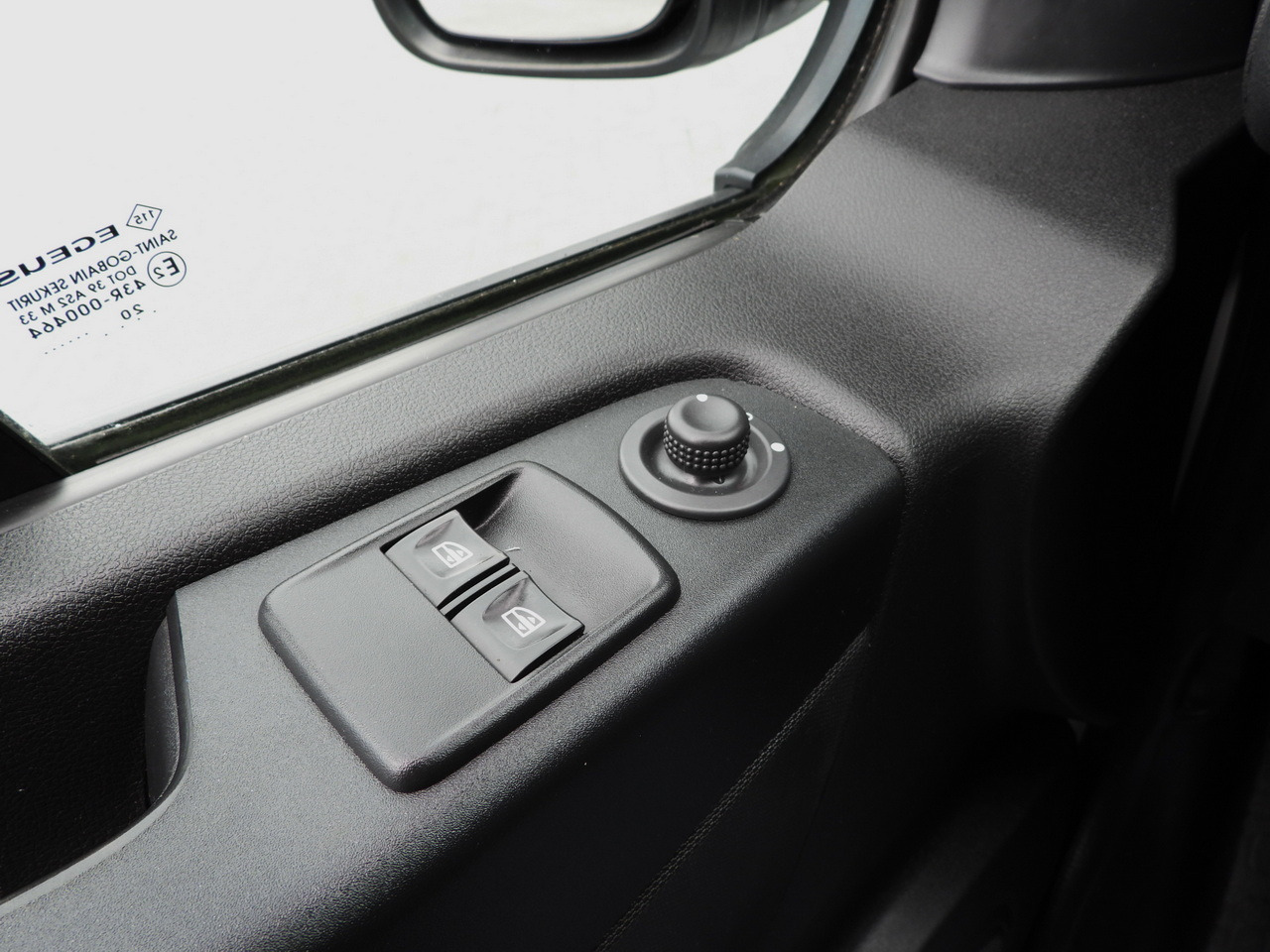 Refrigerated van RENAULT TRAFIC REFRIGERATOR VAN -5*C POWER SUPPLY 230V CRUISE CONTROL LED LIGHTS AIR CONDITIONING 120HP: picture 47 Refrigerated van RENAULT TRAFIC REFRIGERATOR VAN -5*C POWER SUPPLY 230V CRUISE CONTROL LED LIGHTS AIR CONDITIONING 120HP: picture 47