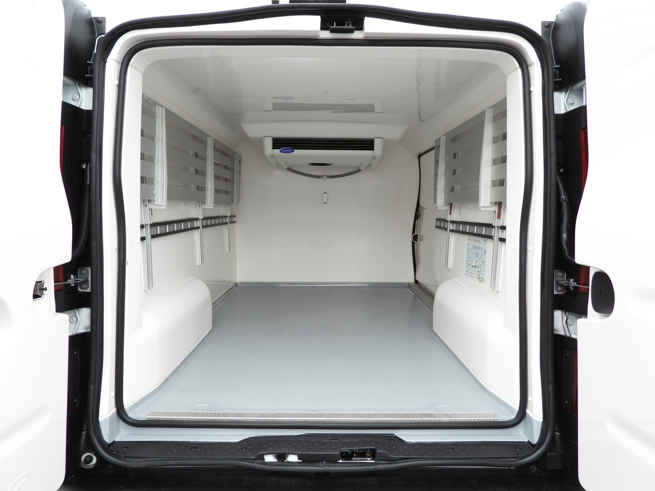 Refrigerated van RENAULT TRAFIC REFRIGERATOR VAN -5*C POWER SUPPLY 230V CRUISE CONTROL LED LIGHTS AIR CONDITIONING 120HP: picture 17 Refrigerated van RENAULT TRAFIC REFRIGERATOR VAN -5*C POWER SUPPLY 230V CRUISE CONTROL LED LIGHTS AIR CONDITIONING 120HP: picture 17