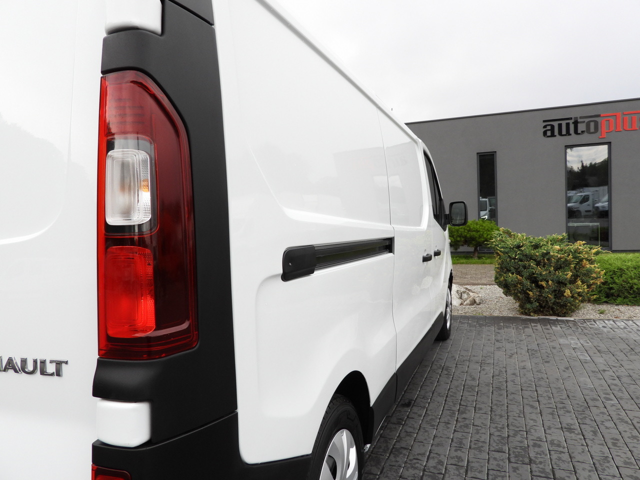 Refrigerated van RENAULT TRAFIC REFRIGERATOR VAN -5*C POWER SUPPLY 230V CRUISE CONTROL LED LIGHTS AIR CONDITIONING 120HP: picture 16 Refrigerated van RENAULT TRAFIC REFRIGERATOR VAN -5*C POWER SUPPLY 230V CRUISE CONTROL LED LIGHTS AIR CONDITIONING 120HP: picture 16