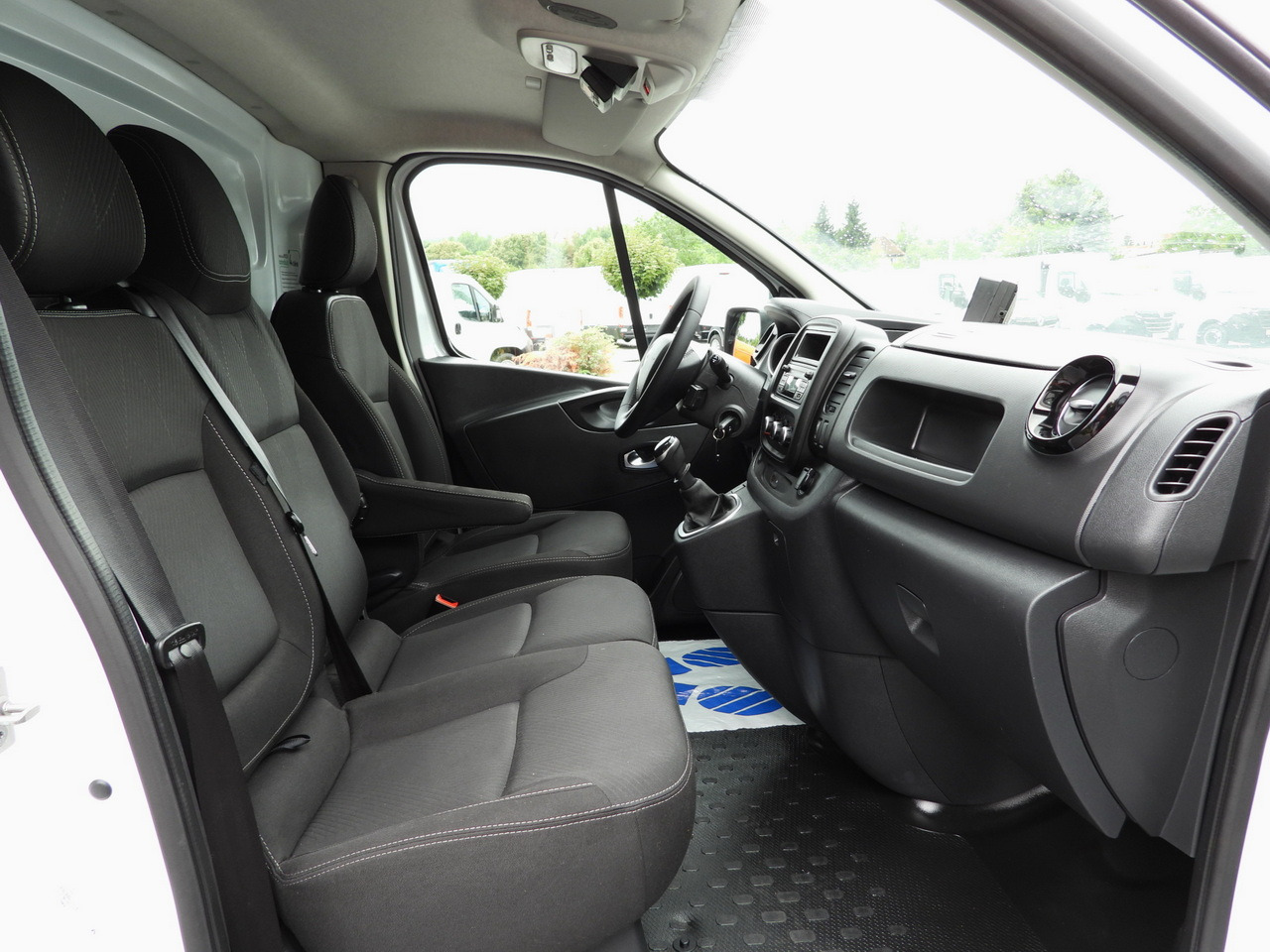 Refrigerated van RENAULT TRAFIC REFRIGERATOR VAN -5*C POWER SUPPLY 230V CRUISE CONTROL LED LIGHTS AIR CONDITIONING 120HP: picture 49 Refrigerated van RENAULT TRAFIC REFRIGERATOR VAN -5*C POWER SUPPLY 230V CRUISE CONTROL LED LIGHTS AIR CONDITIONING 120HP: picture 49