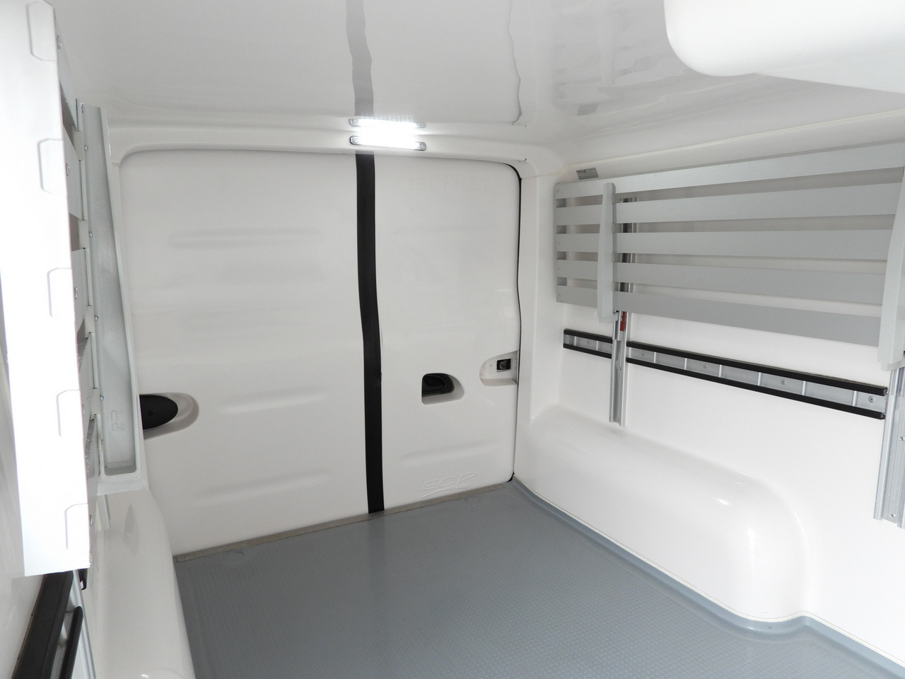 Refrigerated van RENAULT TRAFIC REFRIGERATOR VAN -5*C POWER SUPPLY 230V CRUISE CONTROL LED LIGHTS AIR CONDITIONING 120HP: picture 24 Refrigerated van RENAULT TRAFIC REFRIGERATOR VAN -5*C POWER SUPPLY 230V CRUISE CONTROL LED LIGHTS AIR CONDITIONING 120HP: picture 24