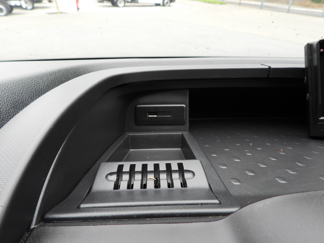 Refrigerated van RENAULT TRAFIC REFRIGERATOR VAN -5*C POWER SUPPLY 230V CRUISE CONTROL LED LIGHTS AIR CONDITIONING 120HP: picture 43 Refrigerated van RENAULT TRAFIC REFRIGERATOR VAN -5*C POWER SUPPLY 230V CRUISE CONTROL LED LIGHTS AIR CONDITIONING 120HP: picture 43