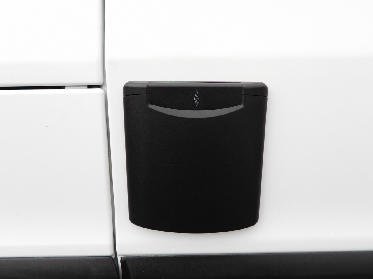 Refrigerated van RENAULT TRAFIC REFRIGERATOR VAN -5*C POWER SUPPLY 230V CRUISE CONTROL LED LIGHTS AIR CONDITIONING 120HP: picture 26 Refrigerated van RENAULT TRAFIC REFRIGERATOR VAN -5*C POWER SUPPLY 230V CRUISE CONTROL LED LIGHTS AIR CONDITIONING 120HP: picture 26