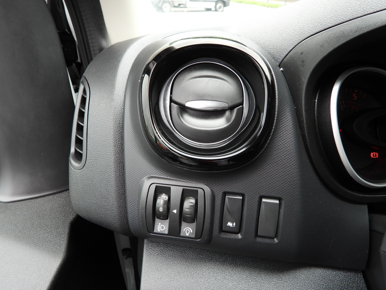 Refrigerated van RENAULT TRAFIC REFRIGERATOR VAN -5*C POWER SUPPLY 230V CRUISE CONTROL LED LIGHTS AIR CONDITIONING 120HP: picture 46 Refrigerated van RENAULT TRAFIC REFRIGERATOR VAN -5*C POWER SUPPLY 230V CRUISE CONTROL LED LIGHTS AIR CONDITIONING 120HP: picture 46