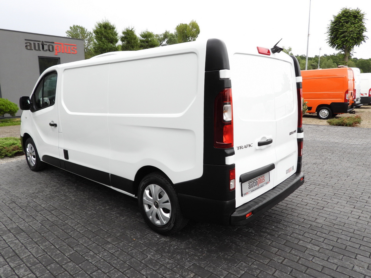Refrigerated van RENAULT TRAFIC REFRIGERATOR VAN -5*C POWER SUPPLY 230V CRUISE CONTROL LED LIGHTS AIR CONDITIONING 120HP: picture 9 Refrigerated van RENAULT TRAFIC REFRIGERATOR VAN -5*C POWER SUPPLY 230V CRUISE CONTROL LED LIGHTS AIR CONDITIONING 120HP: picture 9