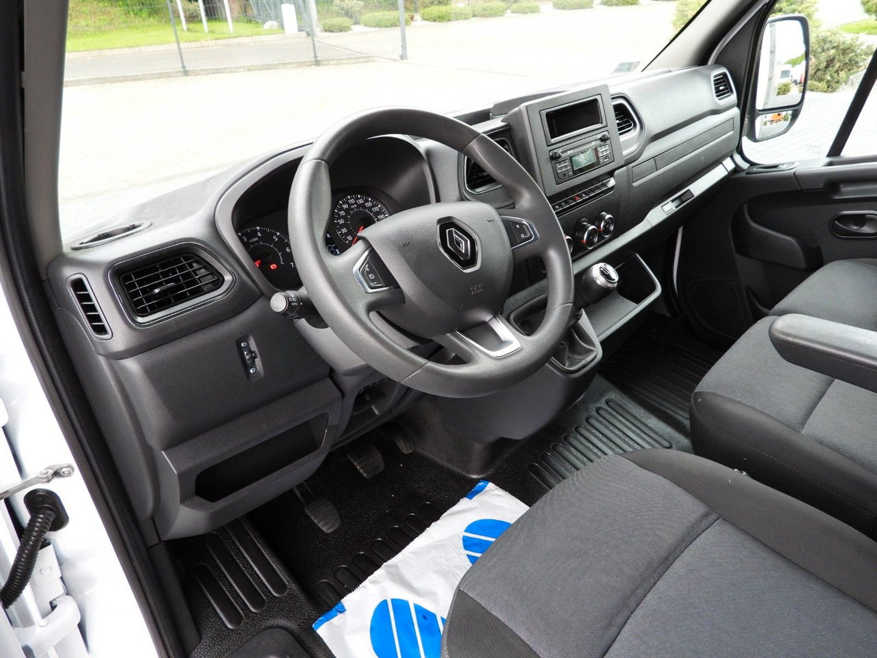Renault MASTER PRITSCHE PLANE 10 PALETTEN TEMPOMAT A/C - Curtain side van: picture 2 Renault MASTER PRITSCHE PLANE 10 PALETTEN TEMPOMAT A/C - Curtain side van: picture 2