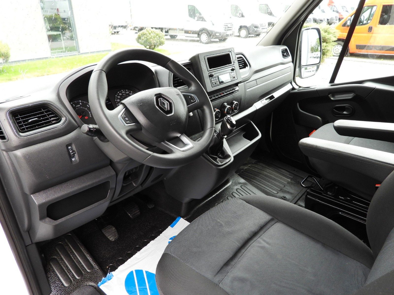 Renault MASTER PRITSCHE PLANE 8 PALETTEN WEBASTO A/C - Curtain side van, Combi van: picture 2 Renault MASTER PRITSCHE PLANE 8 PALETTEN WEBASTO A/C - Curtain side van, Combi van: picture 2