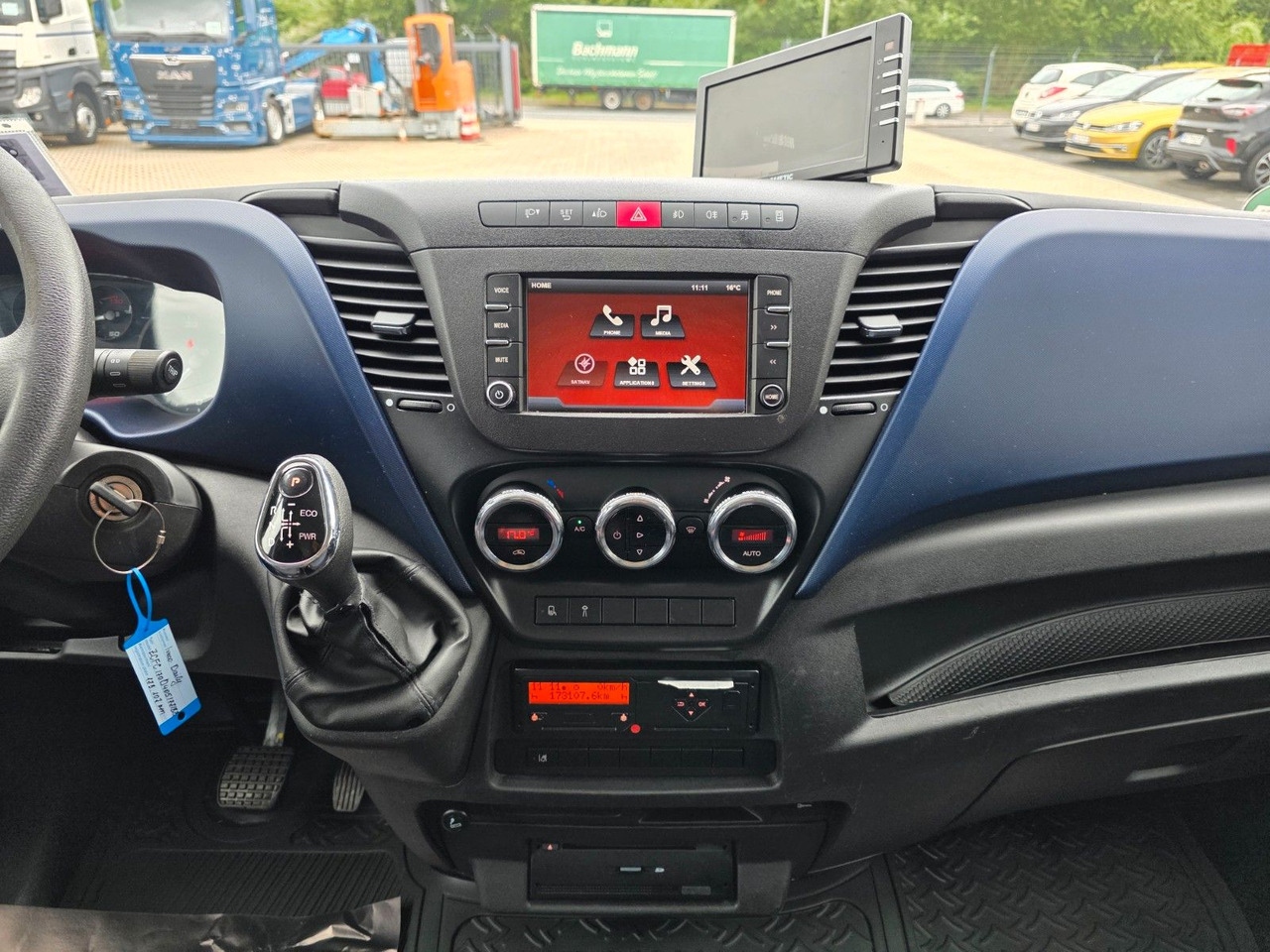 Curtain side van Iveco Daily 70C18 Hi-Matic / Ladebordwand / 3 Sitzen: picture 24