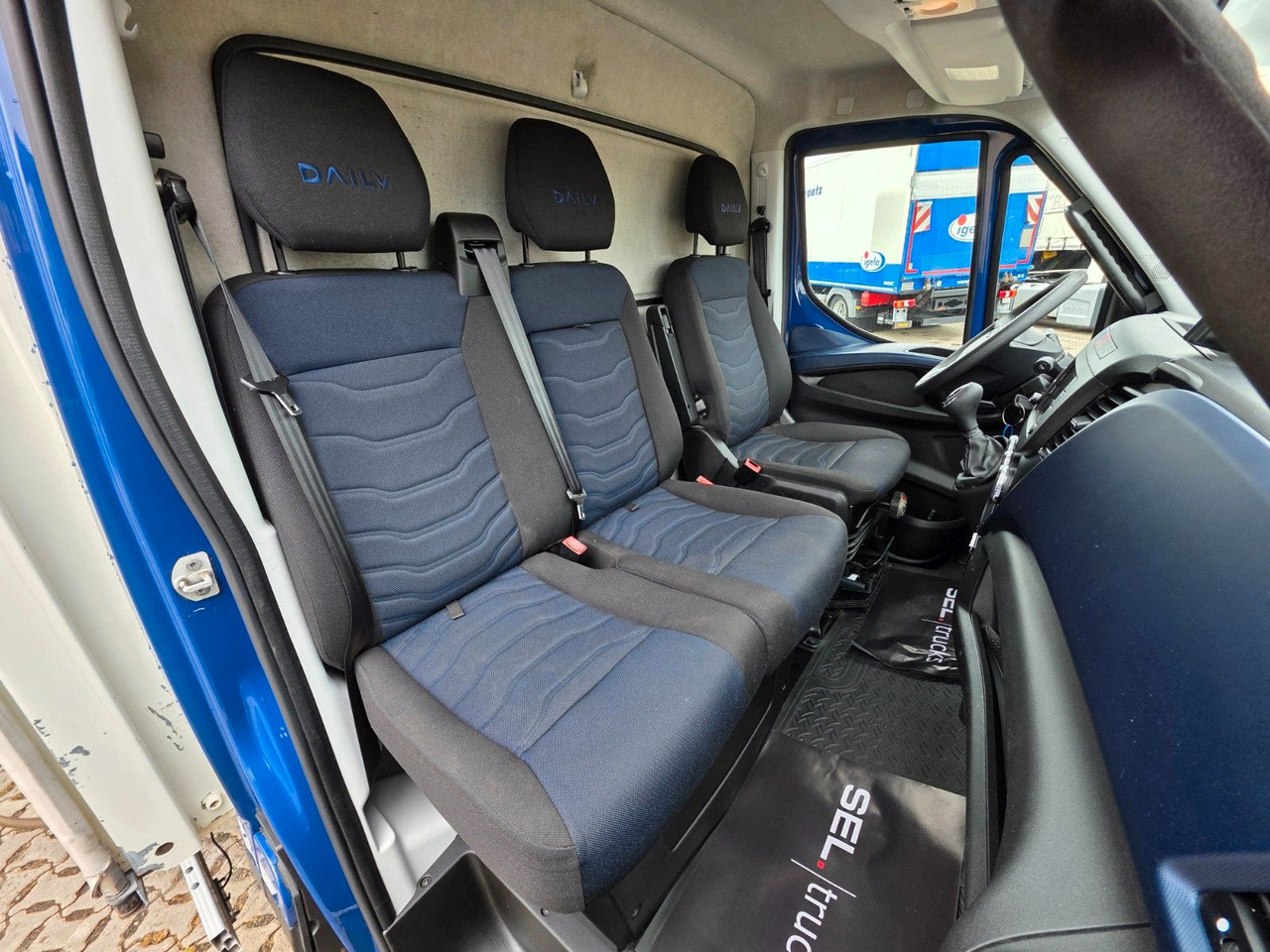 Curtain side van Iveco Daily 70C18 Hi-Matic / Ladebordwand / 3 Sitzen: picture 22