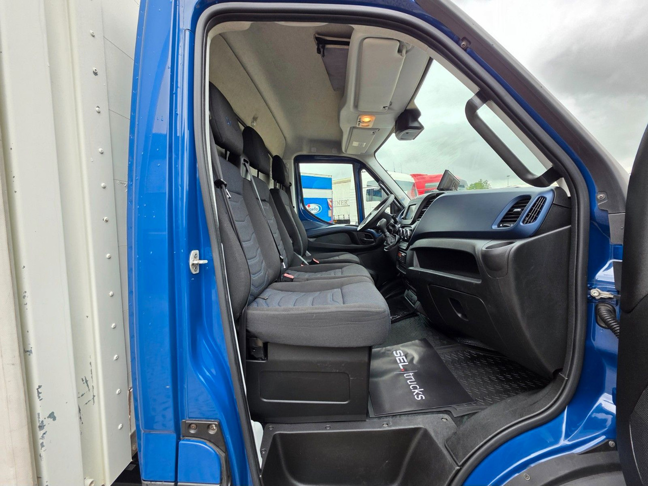 Curtain side van Iveco Daily 70C18 Hi-Matic / Ladebordwand / 3 Sitzen: picture 21