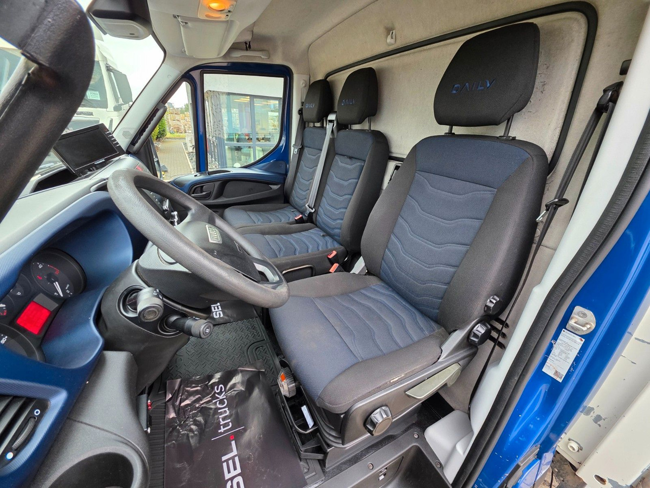 Curtain side van Iveco Daily 70C18 Hi-Matic / Ladebordwand / 3 Sitzen: picture 20