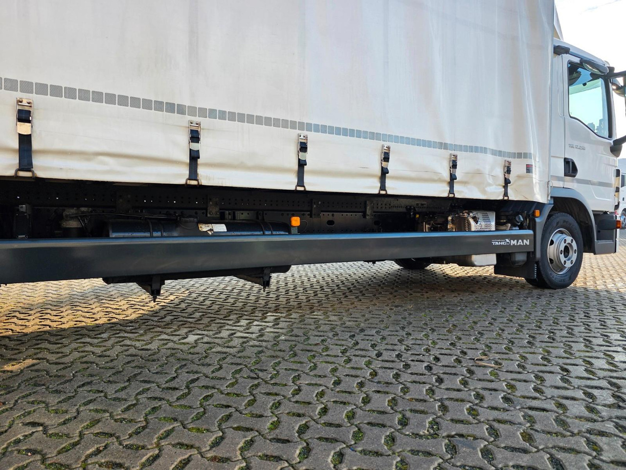Curtainsider truck MAN TGX 12.250 4X2 BL CH / Totwinkelkamera / 6E: picture 11